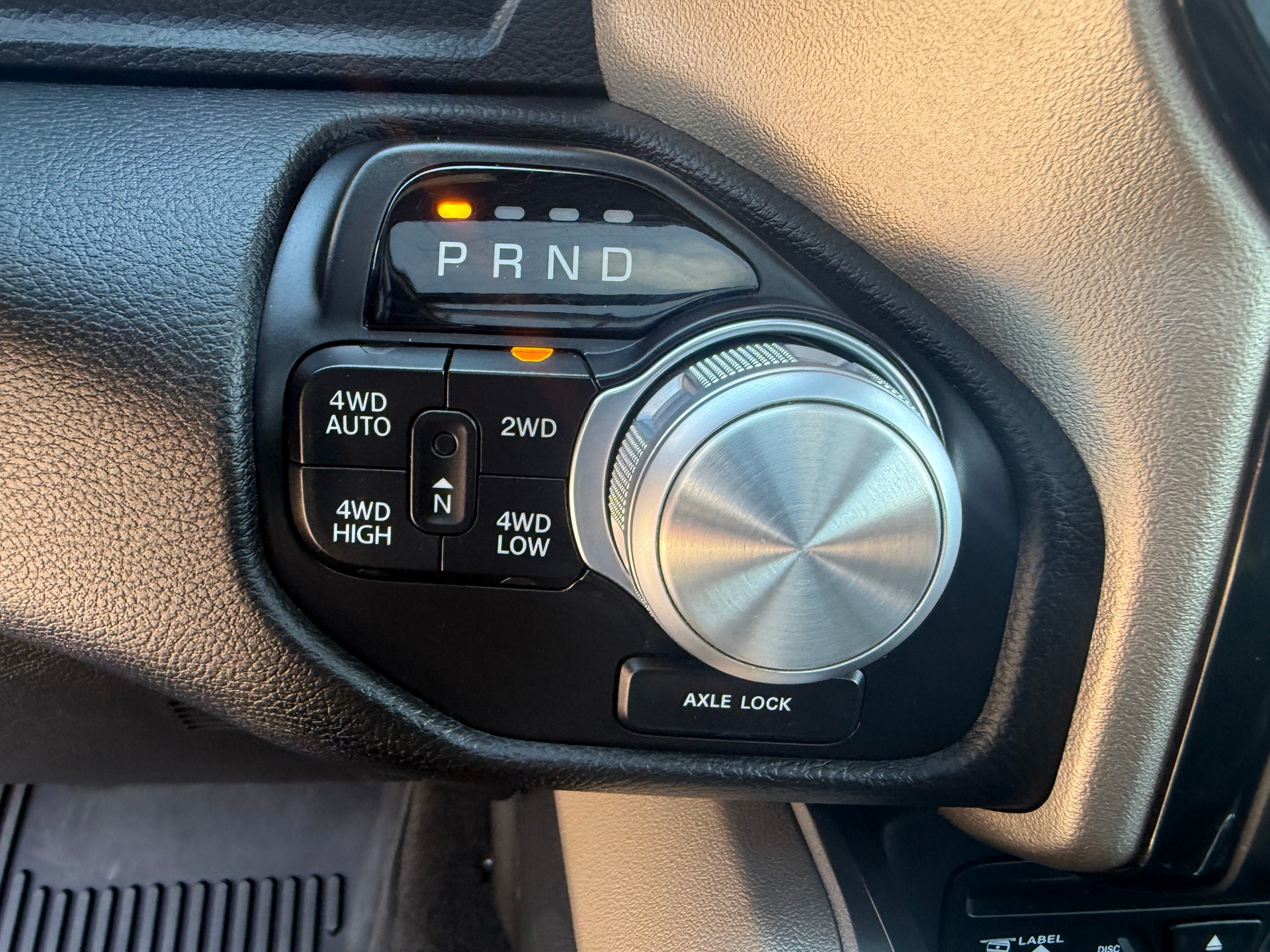 DODGE USA Ram 1500 Quad Kab. Pick-up HEMI MDS VVT Laramie 5.7, 396 PS-image-11