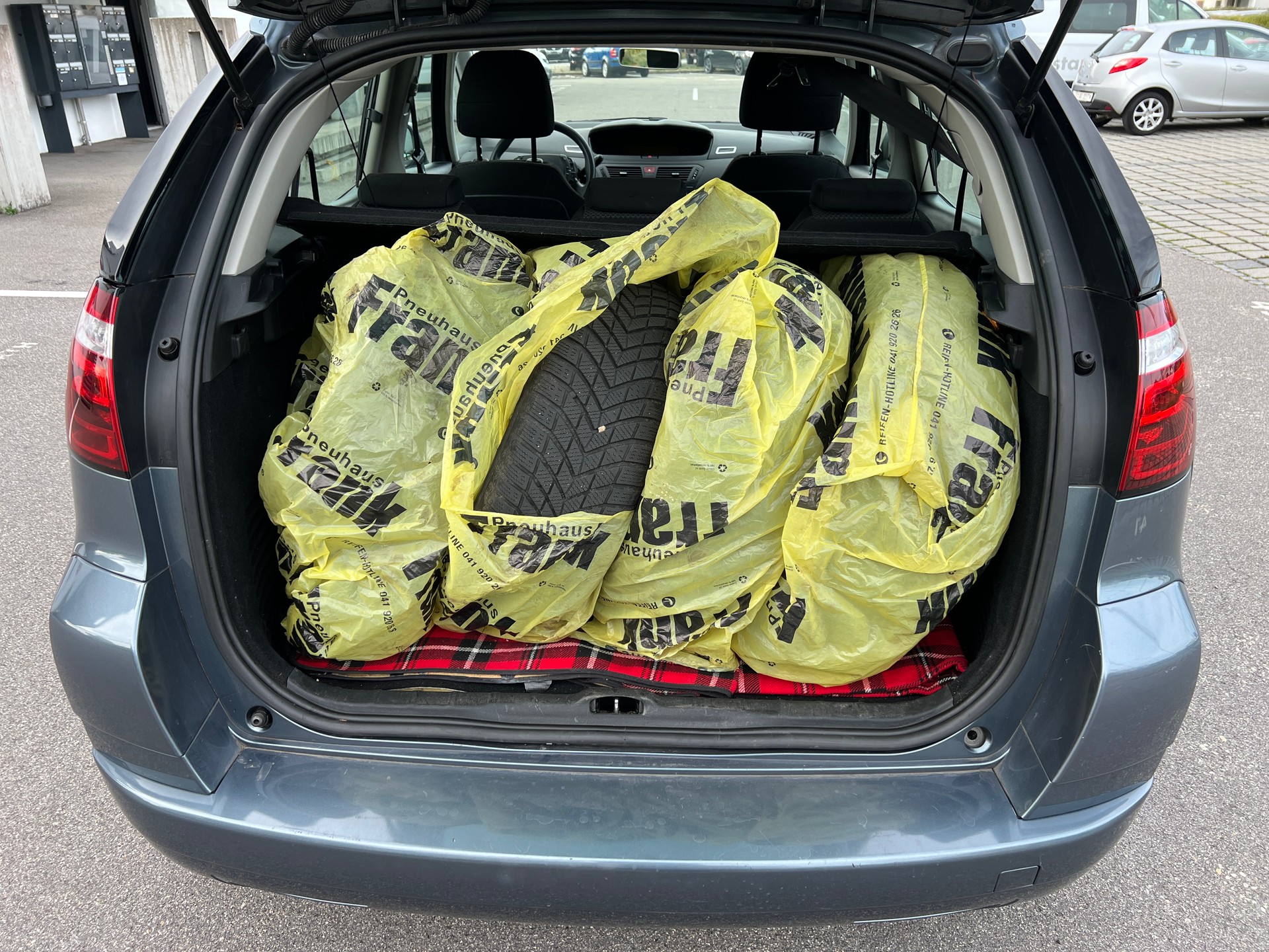 CITROEN C4 Picasso 1.6i 16V Swiss Style-image-12