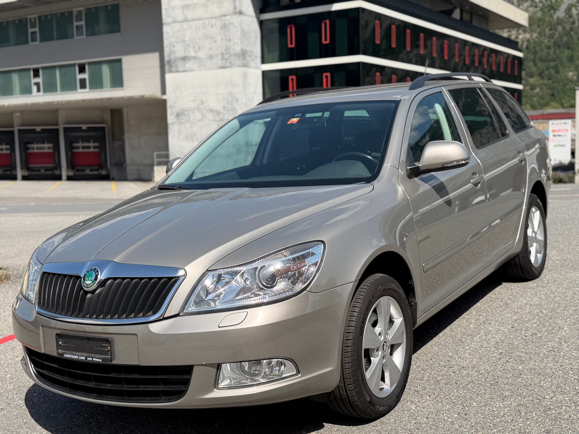 SKODA Octavia Combi 1.8 TSI Adventure 4x4-image-3