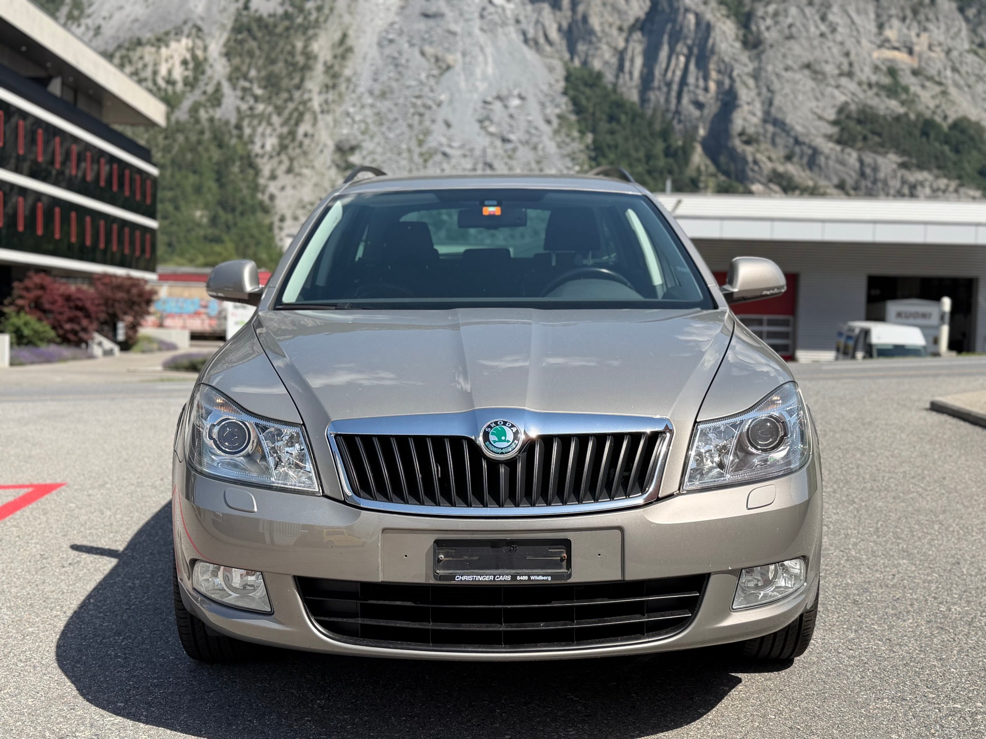 SKODA Octavia Combi 1.8 TSI Adventure 4x4-image-1