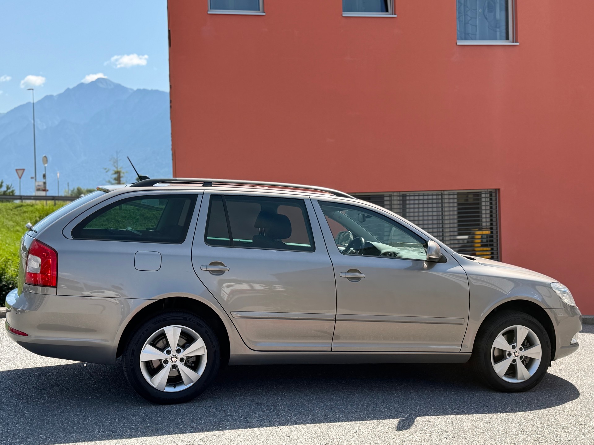 SKODA Octavia Combi 1.8 TSI Adventure 4x4-image-5