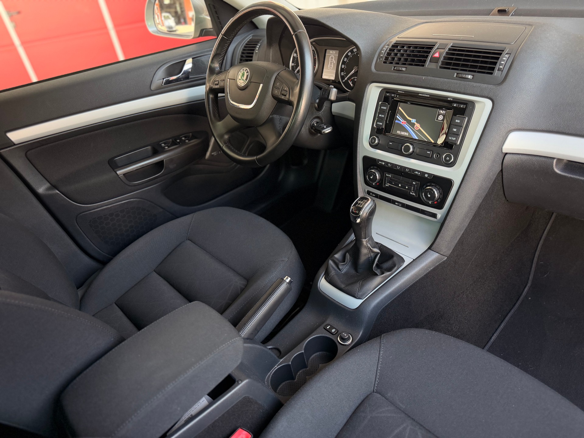 SKODA Octavia Combi 1.8 TSI Adventure 4x4-image-9