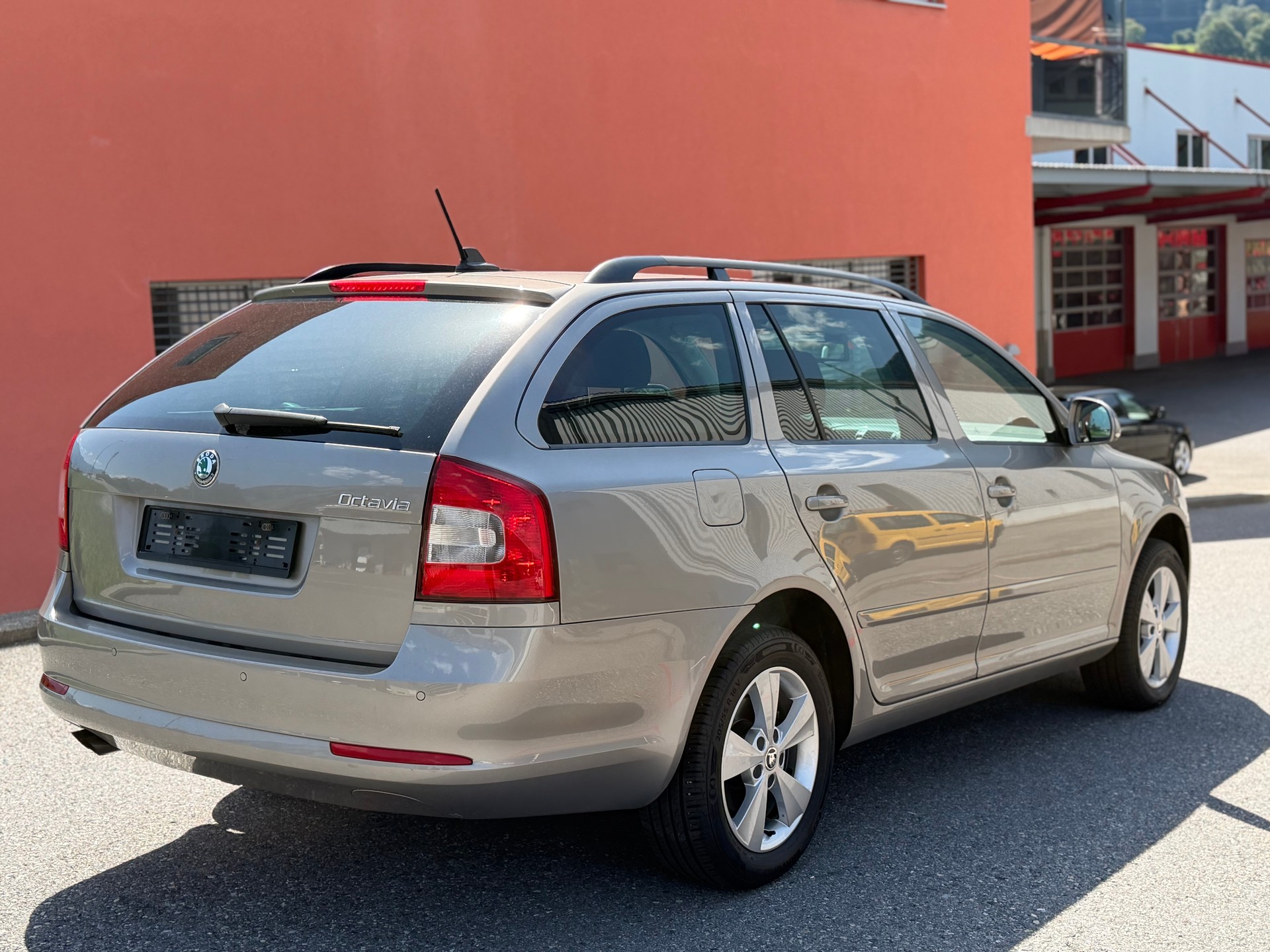 SKODA Octavia Combi 1.8 TSI Adventure 4x4-image-7