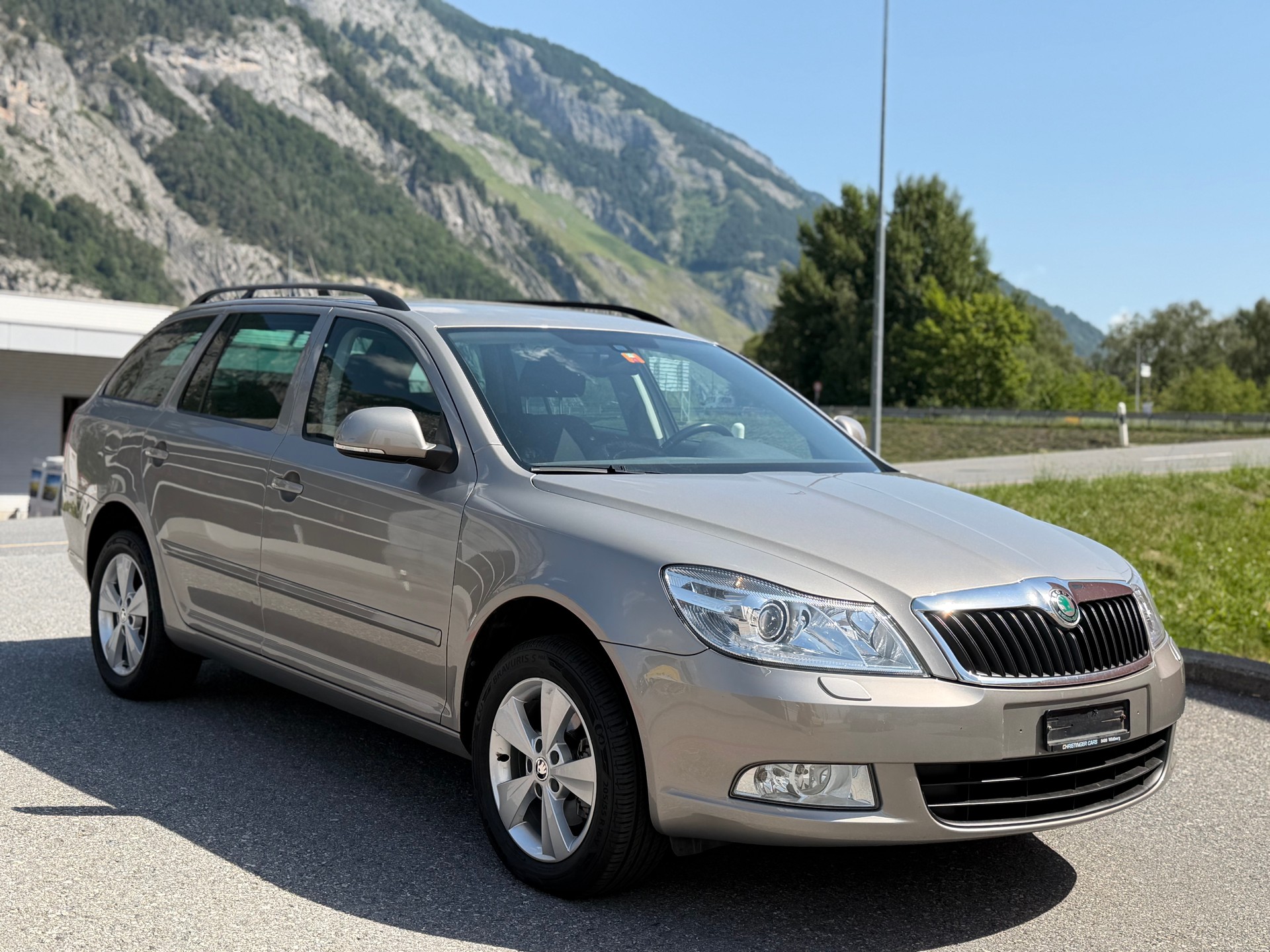 SKODA Octavia Combi 1.8 TSI Adventure 4x4-image-2