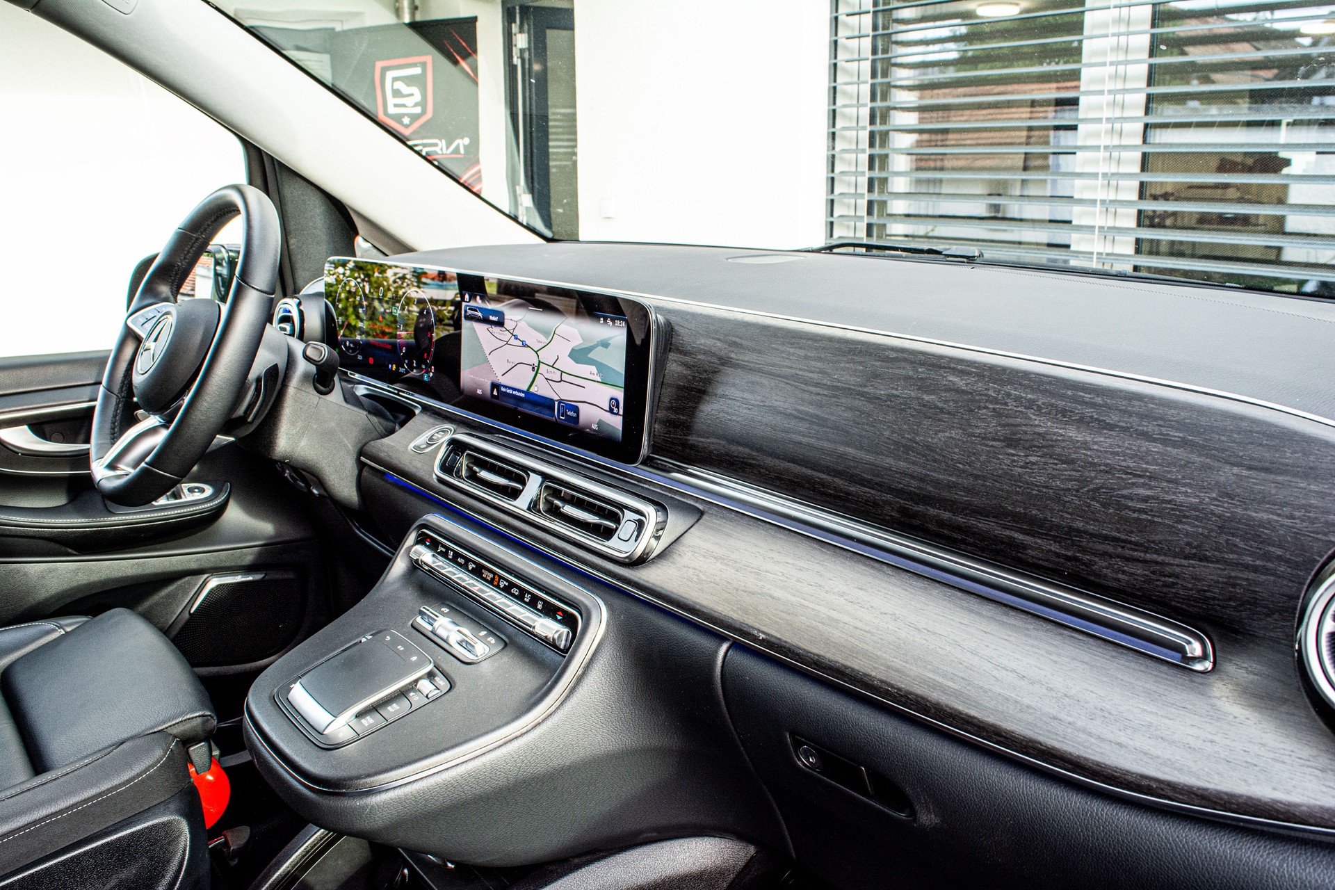 MERCEDES-BENZ V 300 d lang Avantgarde 4Matic 9G-Tronic-image-14