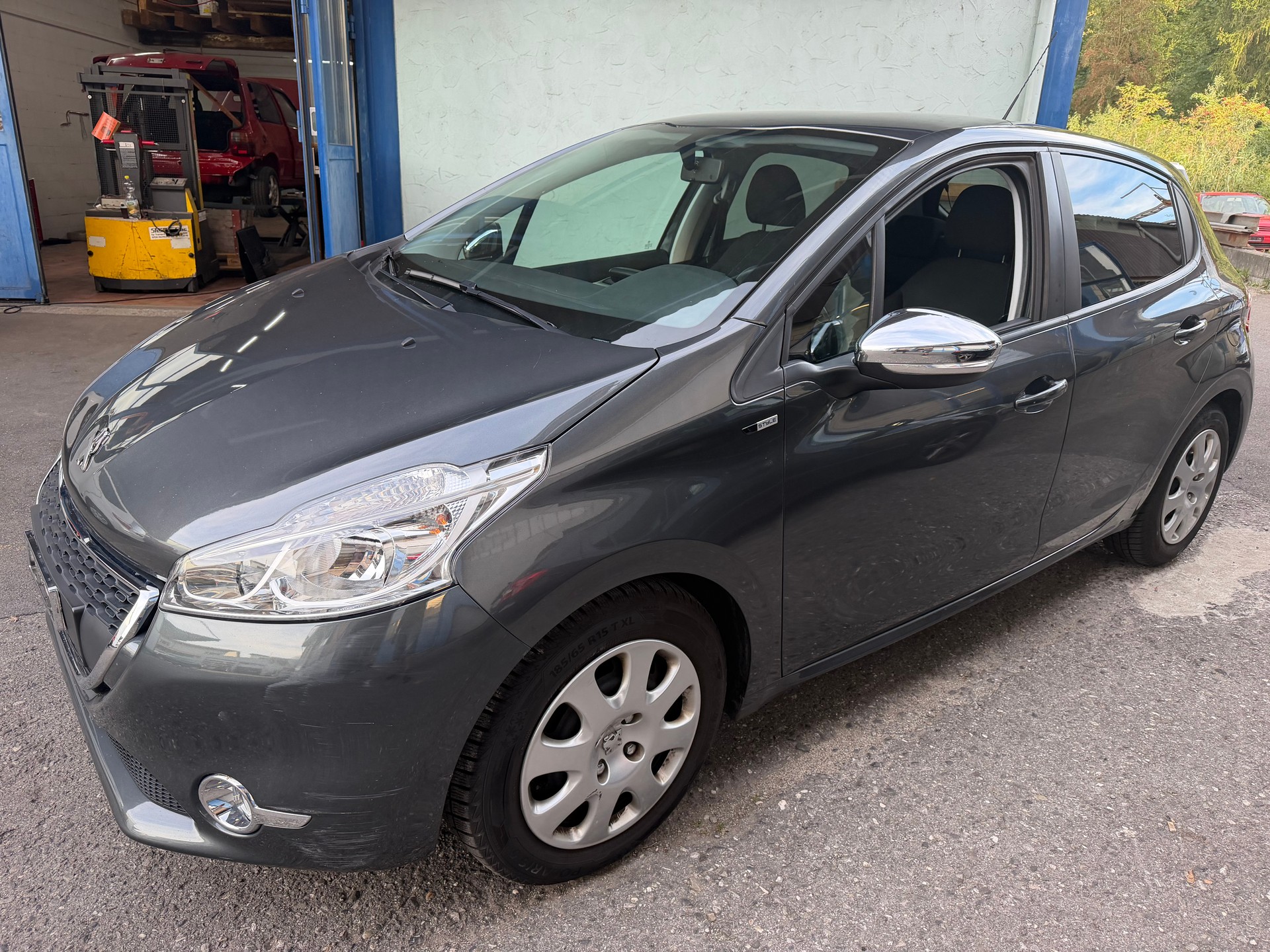 PEUGEOT 208 1.2 VTI Style-image-0