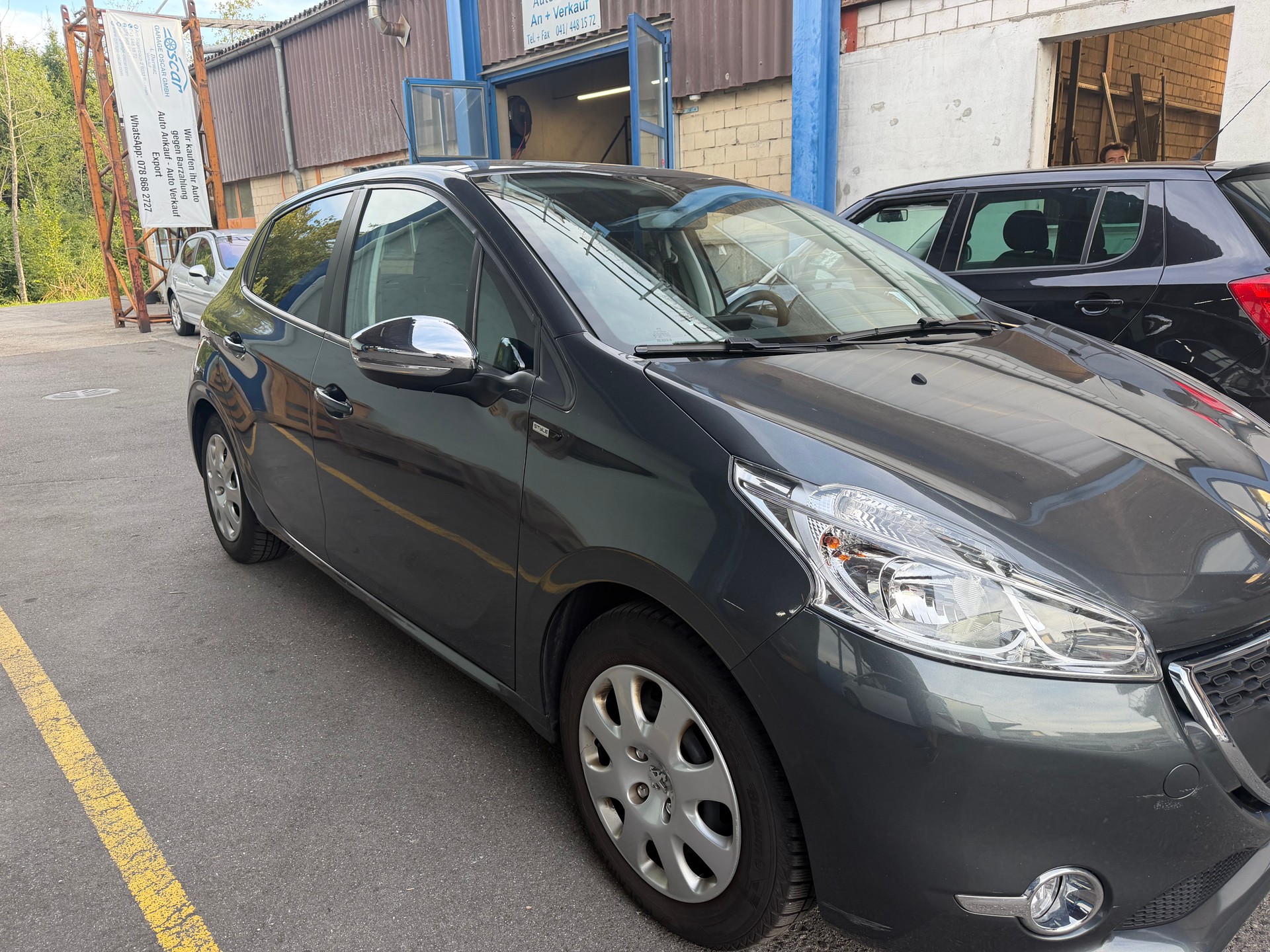 PEUGEOT 208 1.2 VTI Style-image-10