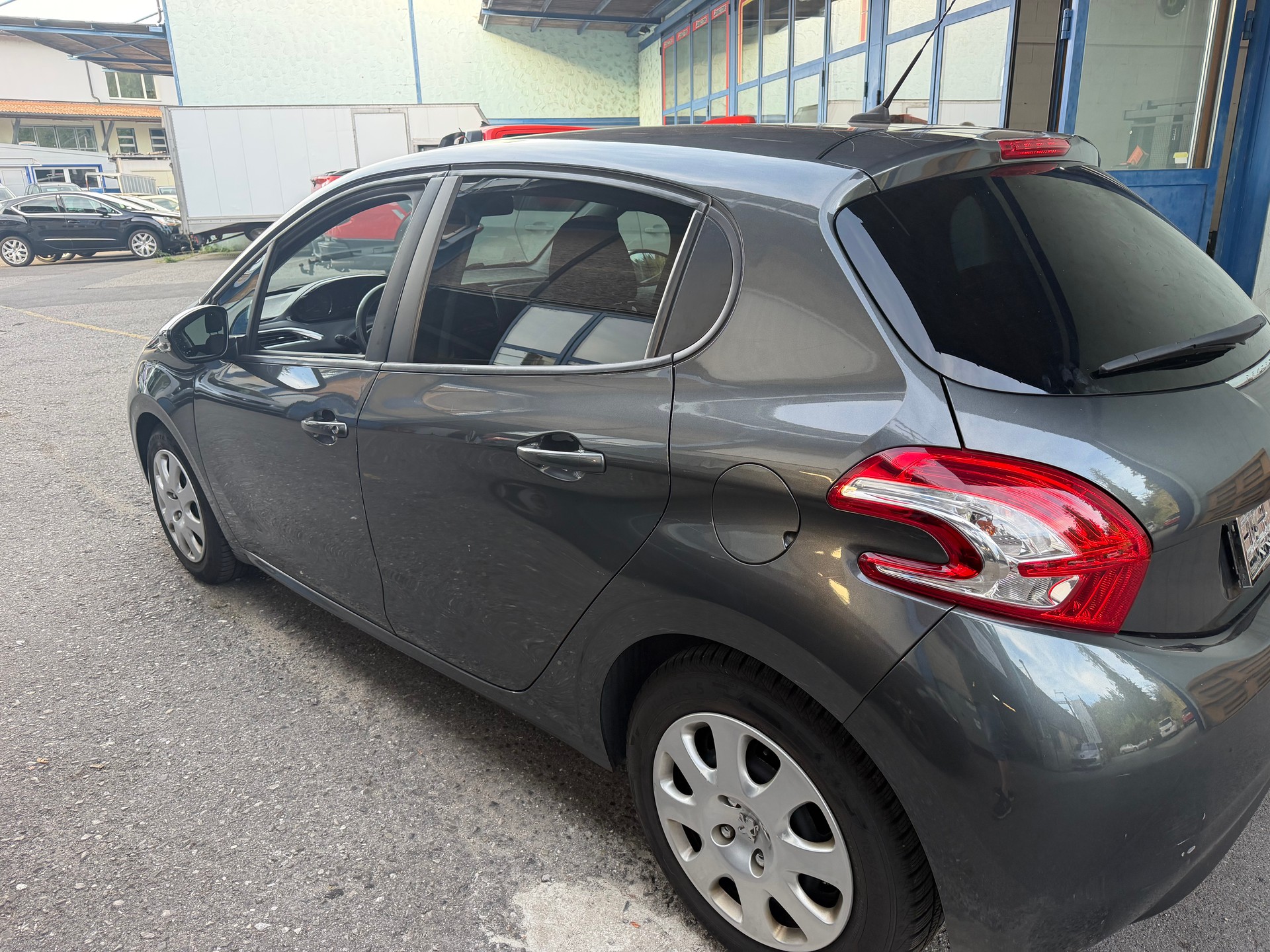 PEUGEOT 208 1.2 VTI Style-image-8