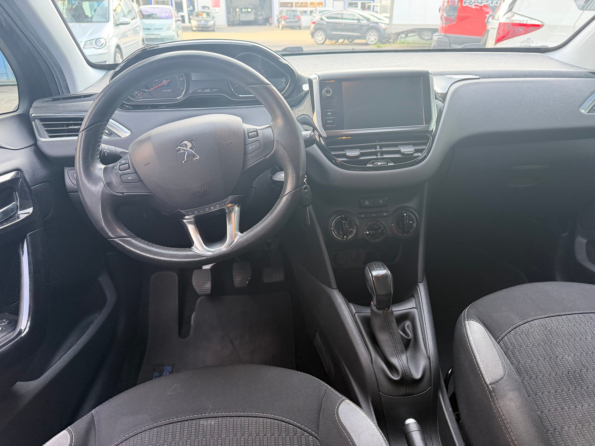 PEUGEOT 208 1.2 VTI Style-image-2