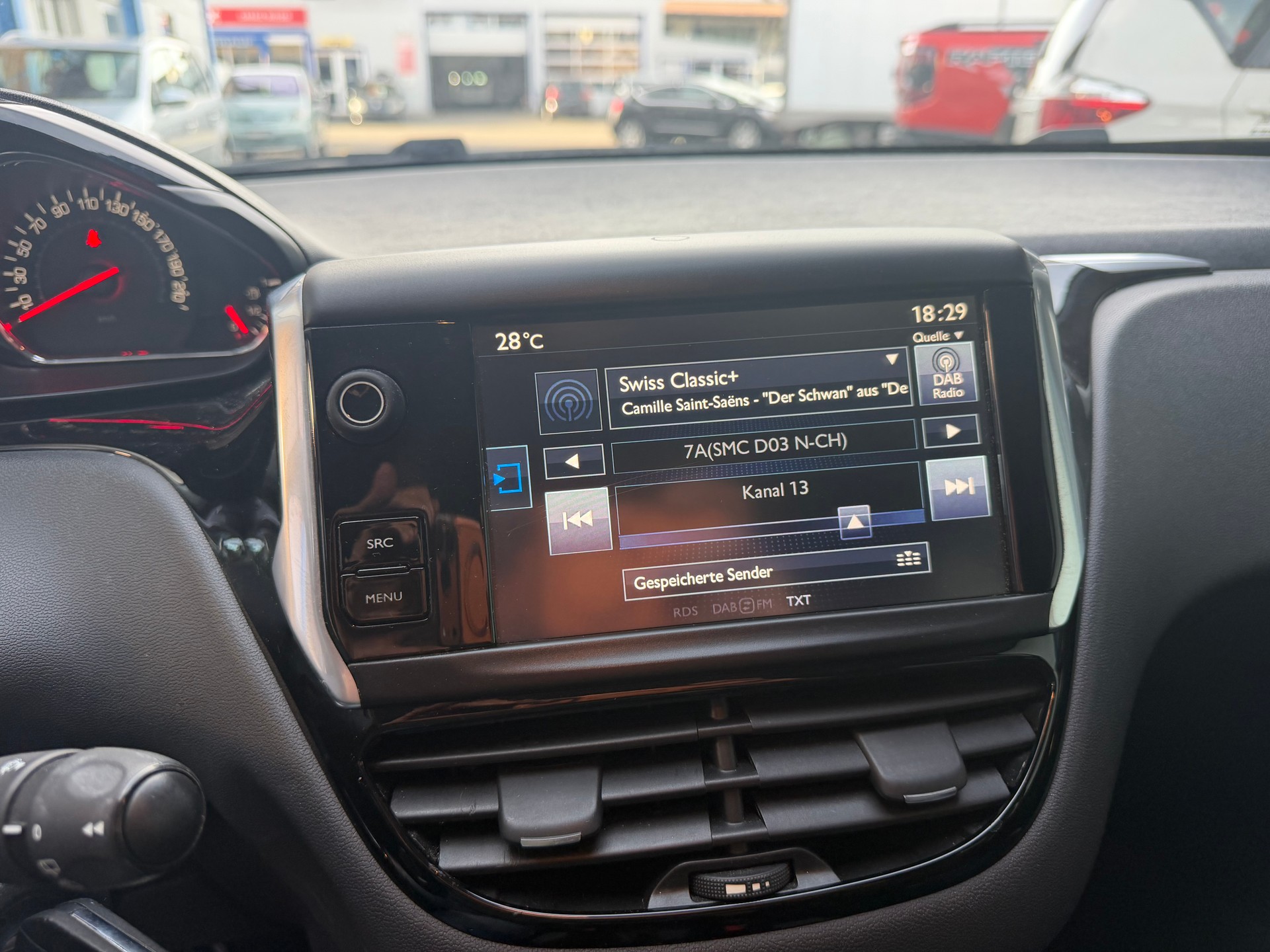 PEUGEOT 208 1.2 VTI Style-image-4