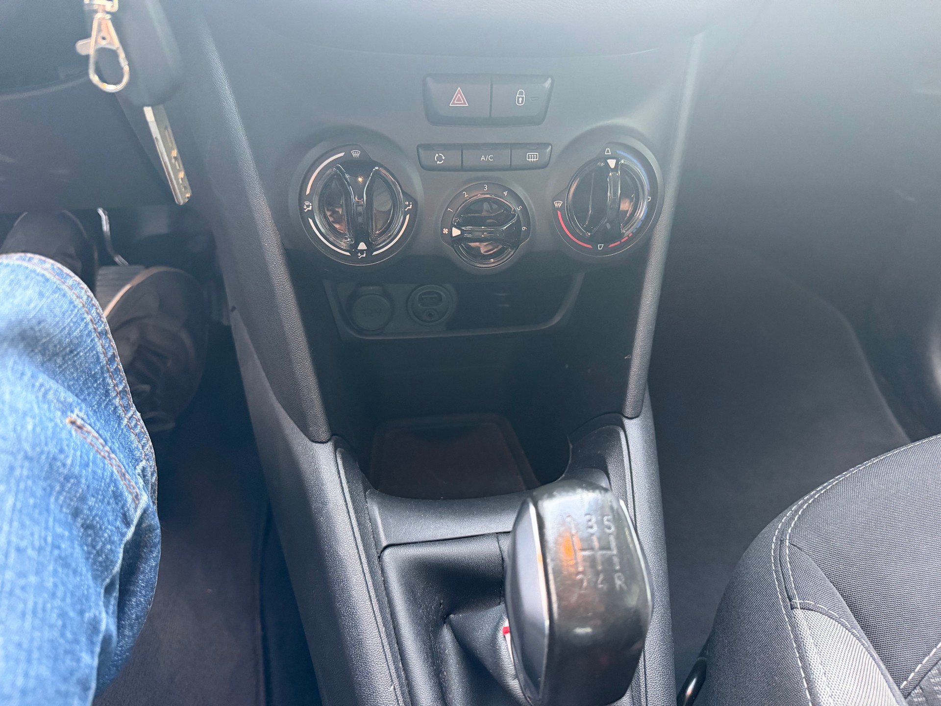 PEUGEOT 208 1.2 VTI Style-image-3