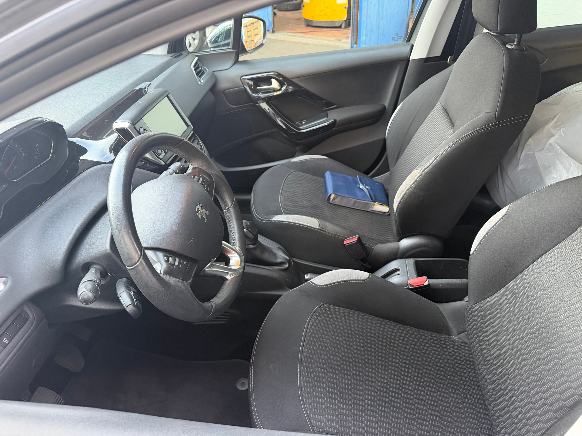 PEUGEOT 208 1.2 VTI Style-image-6