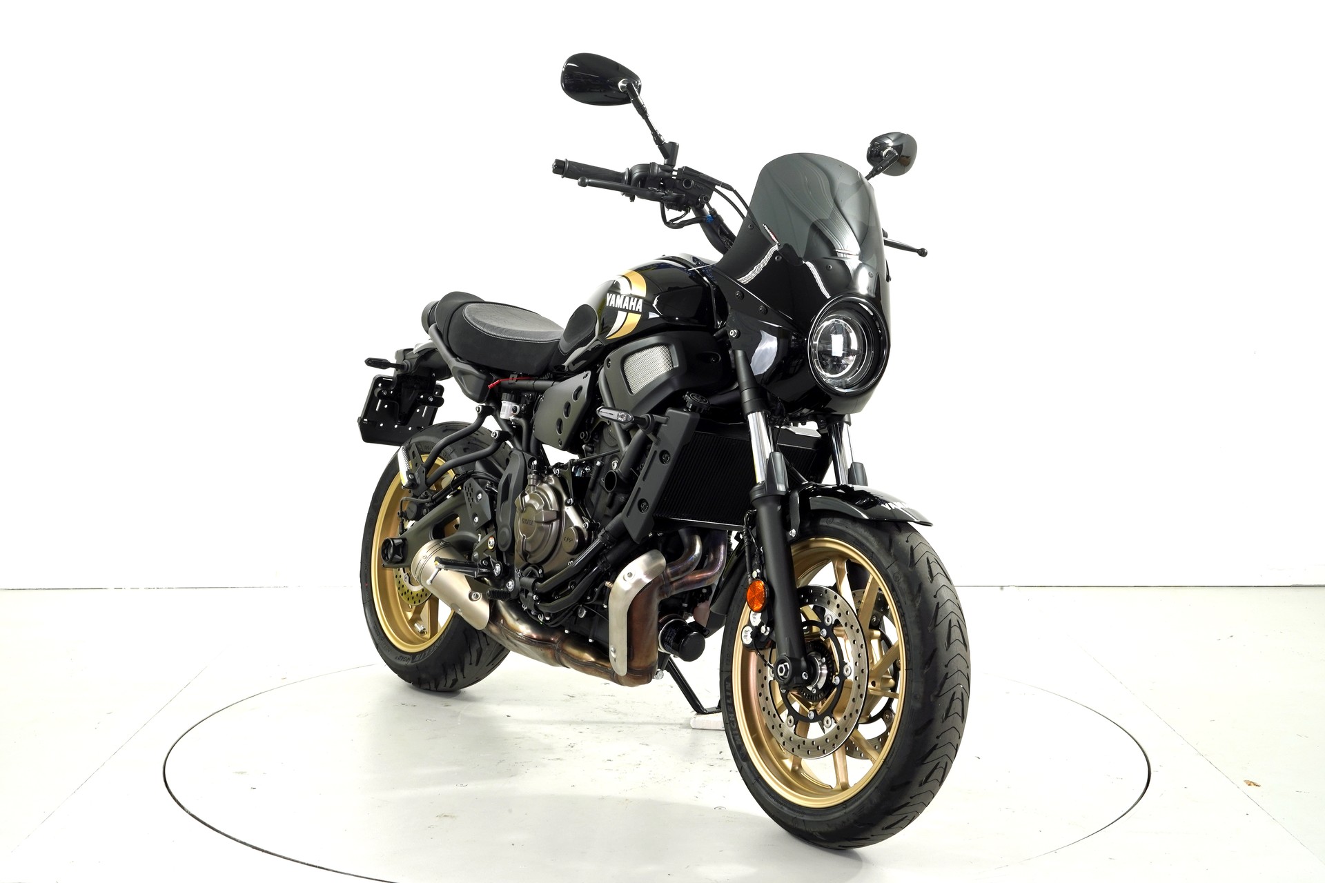 YAMAHA XSR 700 ABS-showroom-element-1
