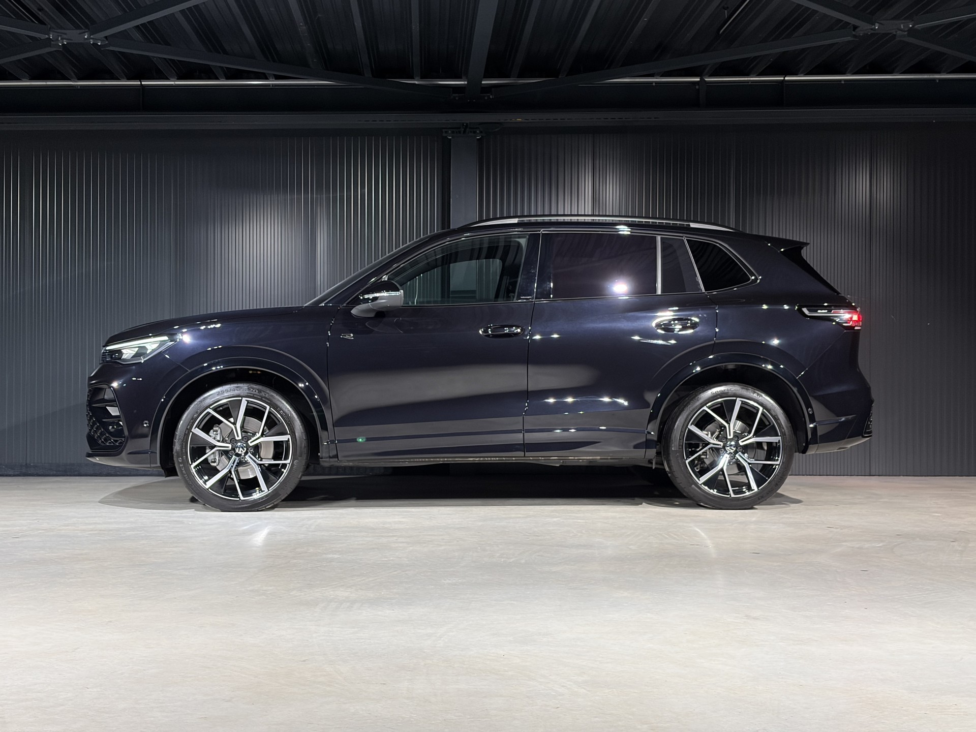 VW Tiguan 2.0 TSI DSG R-Line 4Motion *VOLLLEDER*-image-8