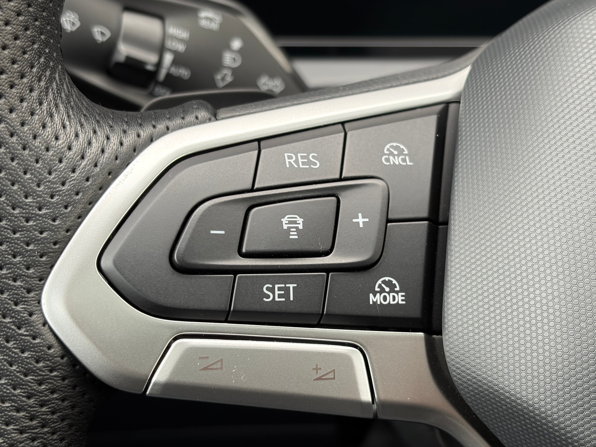 VW Tiguan 2.0 TSI DSG R-Line 4Motion *VOLLLEDER*-image-21
