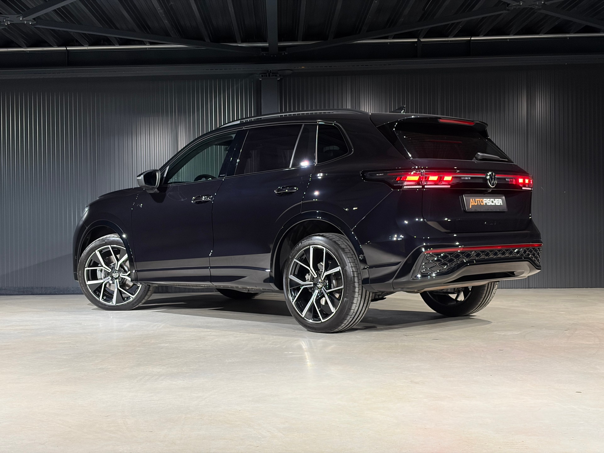 VW Tiguan 2.0 TSI DSG R-Line 4Motion *VOLLLEDER*-image-1