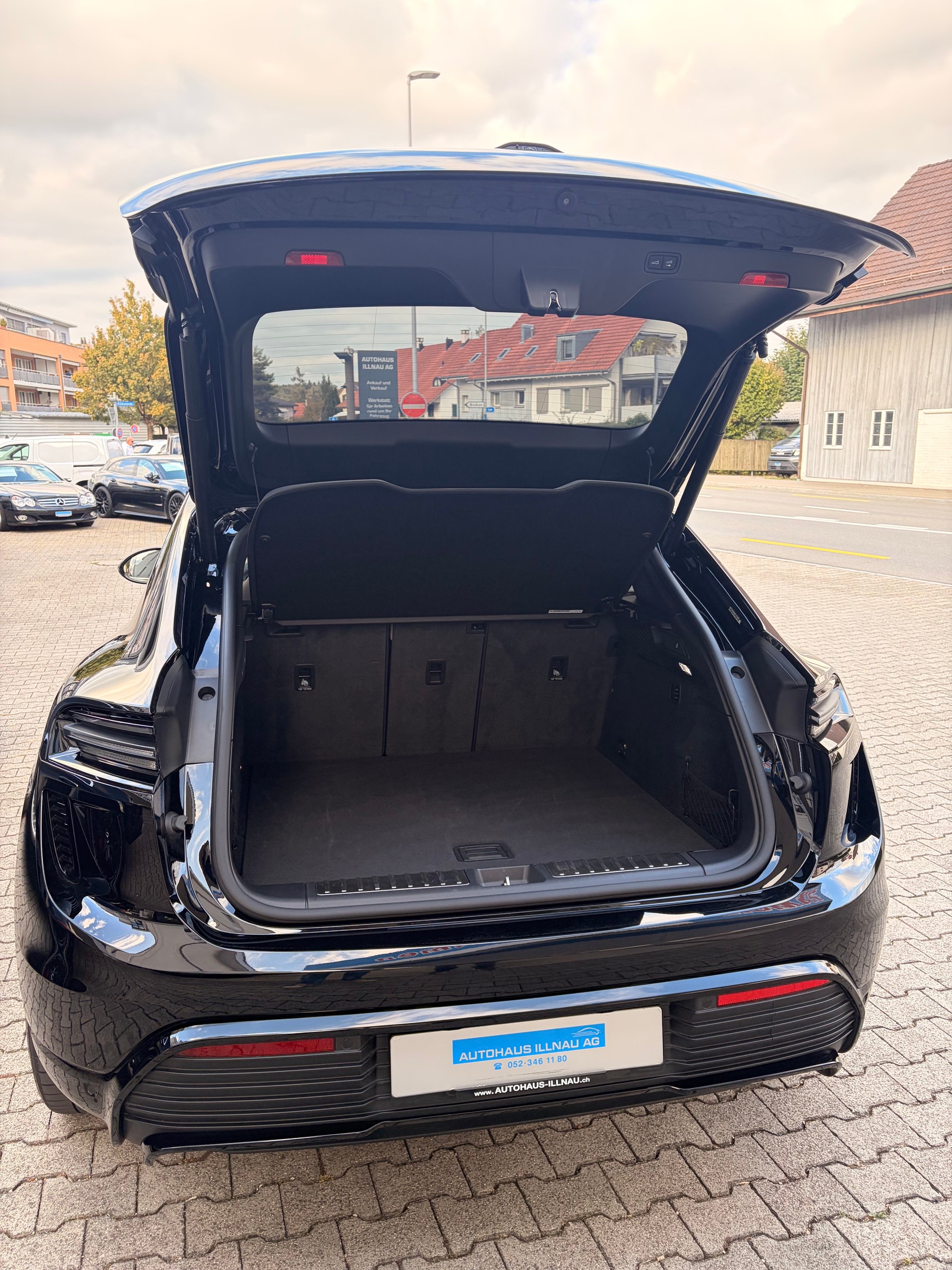 PORSCHE Macan Turbo 100kWh-image-9