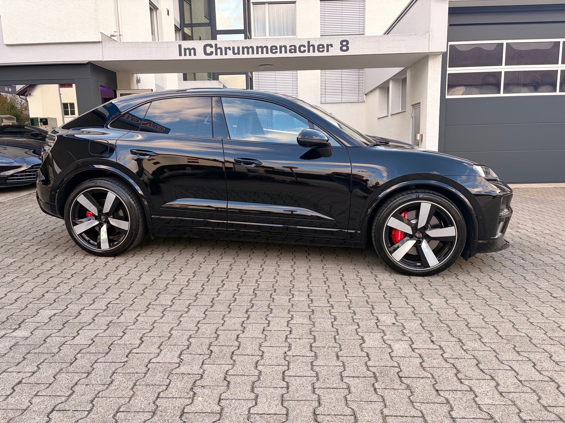 PORSCHE Macan Turbo 100kWh-image-1