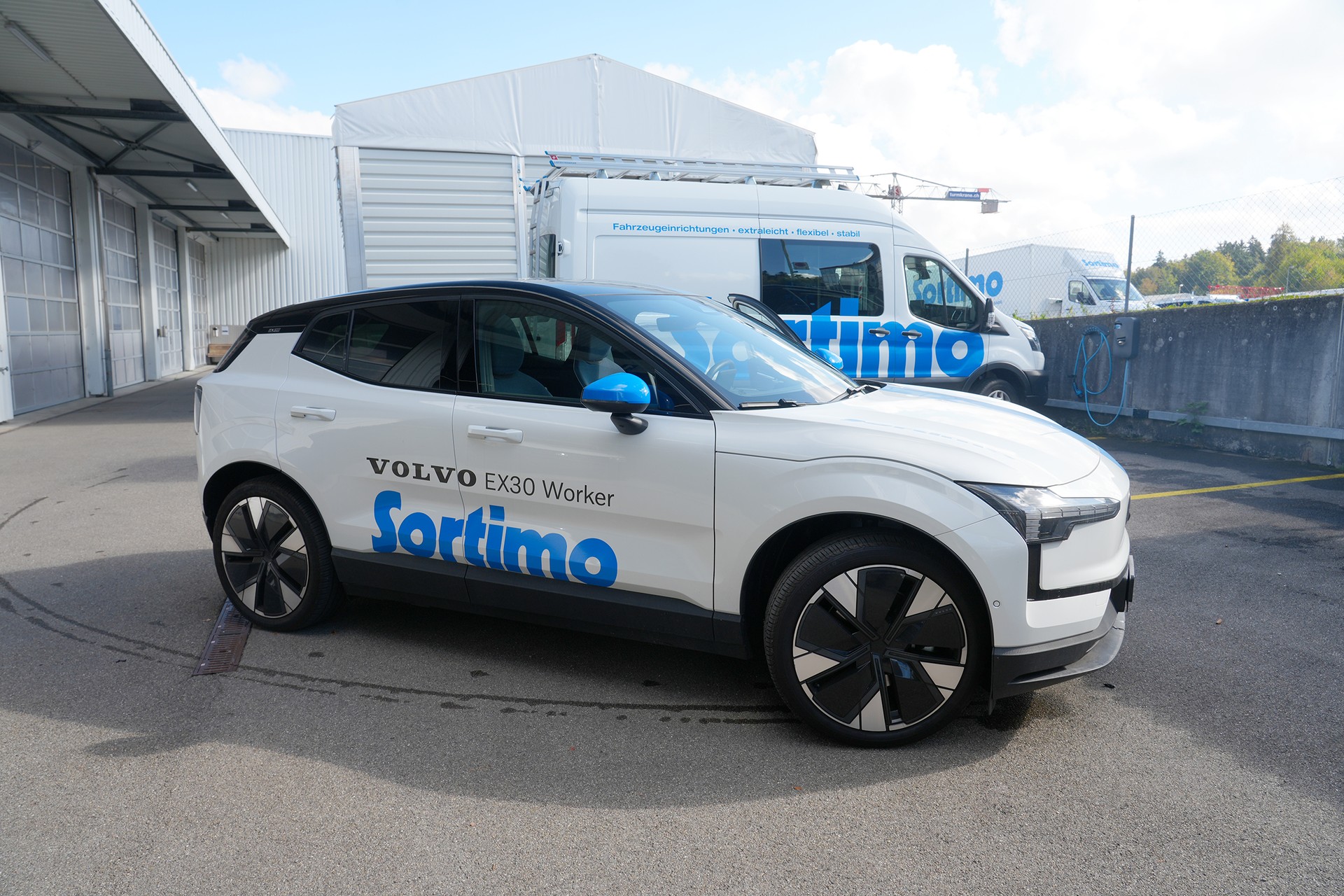 VOLVO EX30 E60 69kWh Single Motor Extended Range Ultra-image-0