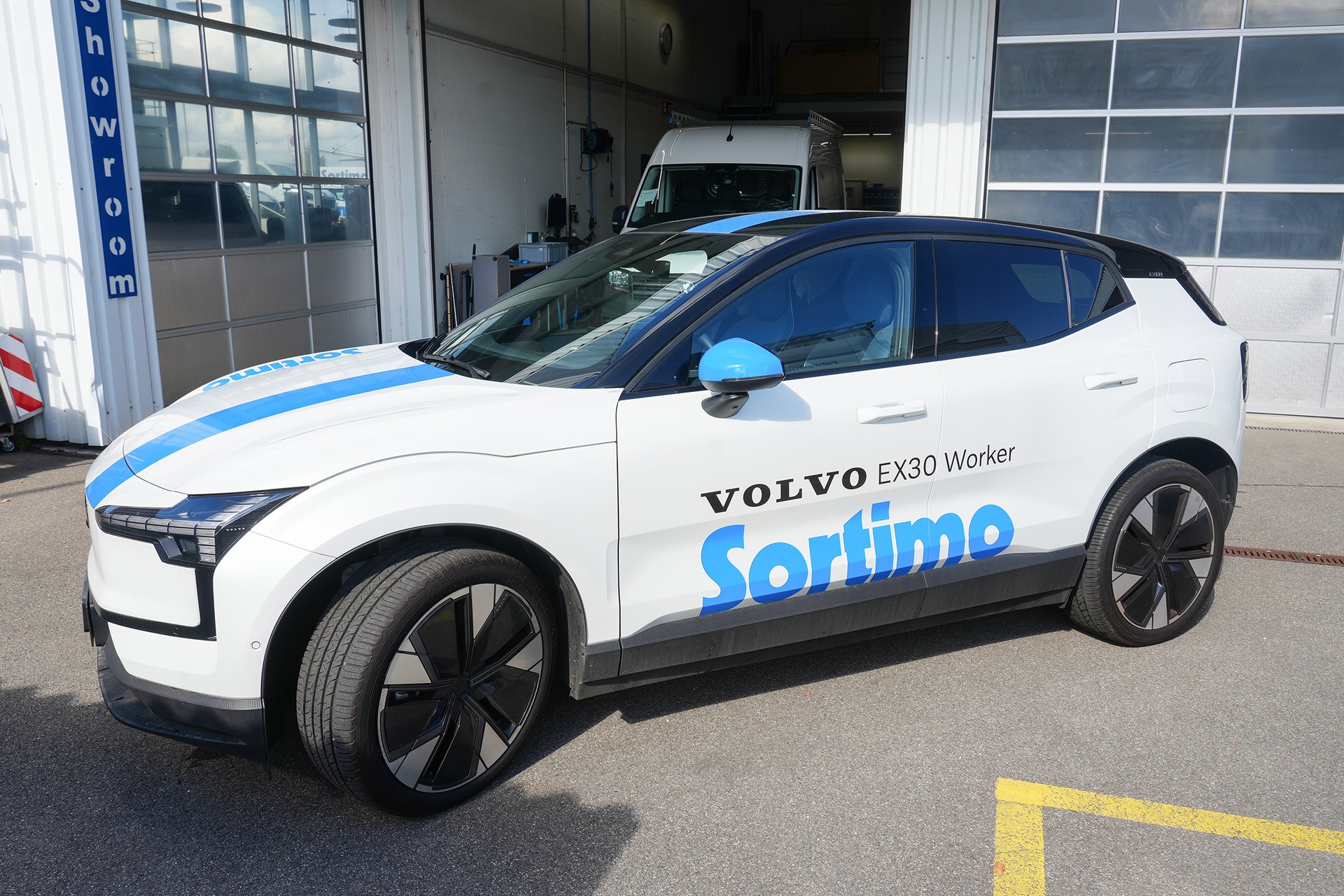 VOLVO EX30 E60 69kWh Single Motor Extended Range Ultra-image-1