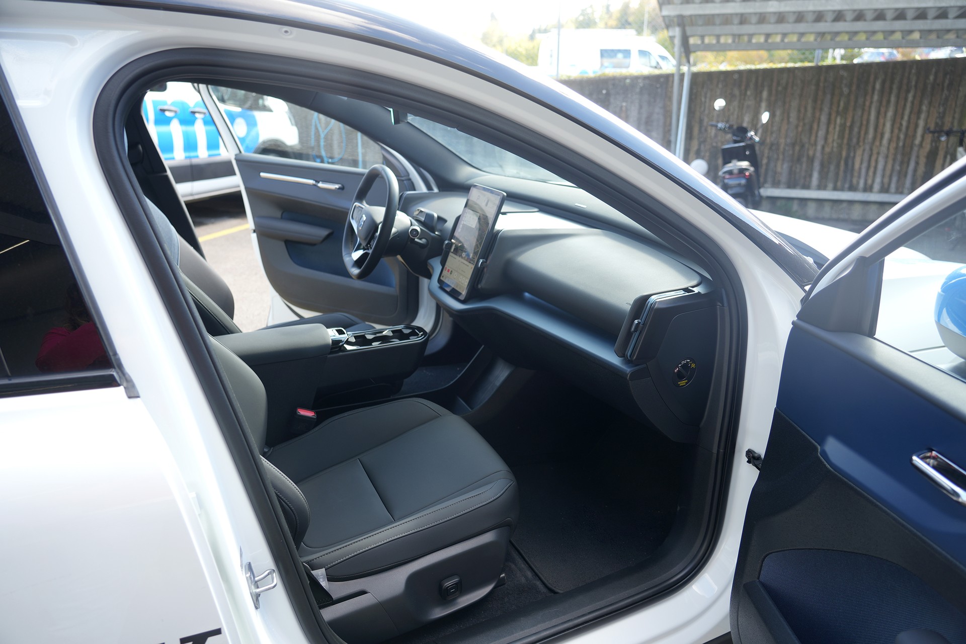 VOLVO EX30 E60 69kWh Single Motor Extended Range Ultra-image-8