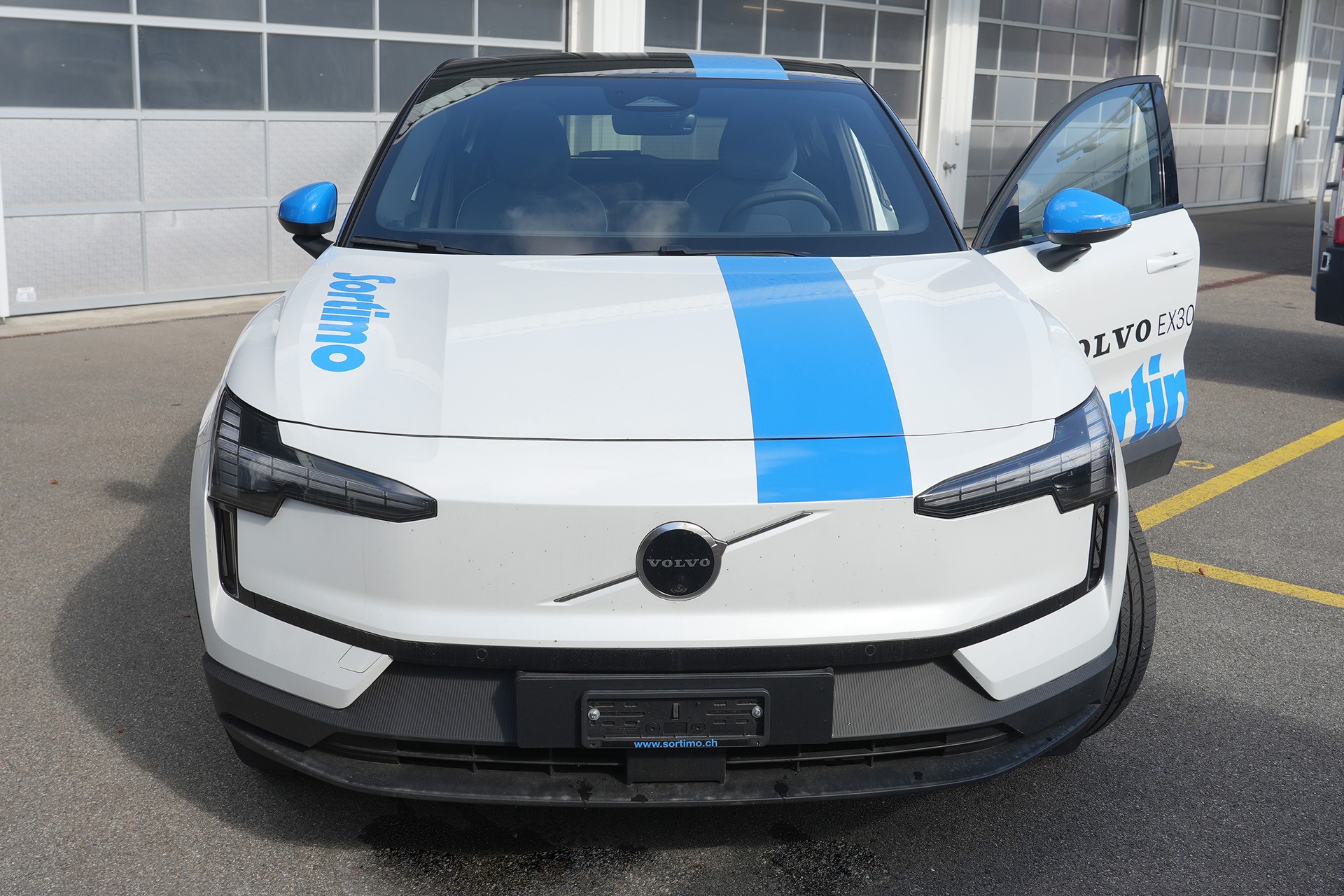 VOLVO EX30 E60 69kWh Single Motor Extended Range Ultra-image-2