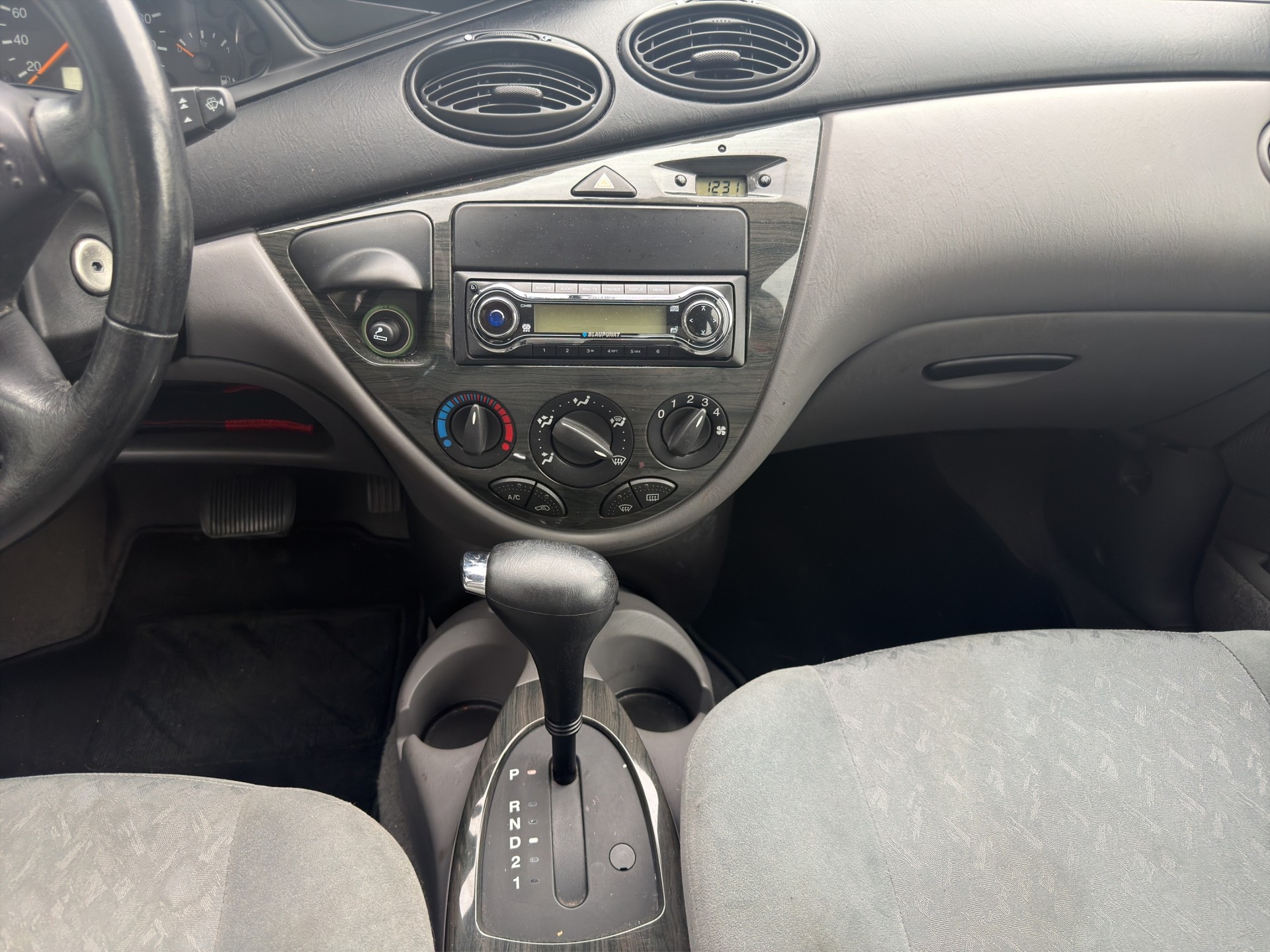 FORD Focus 1.6i 16V Ghia-image-12