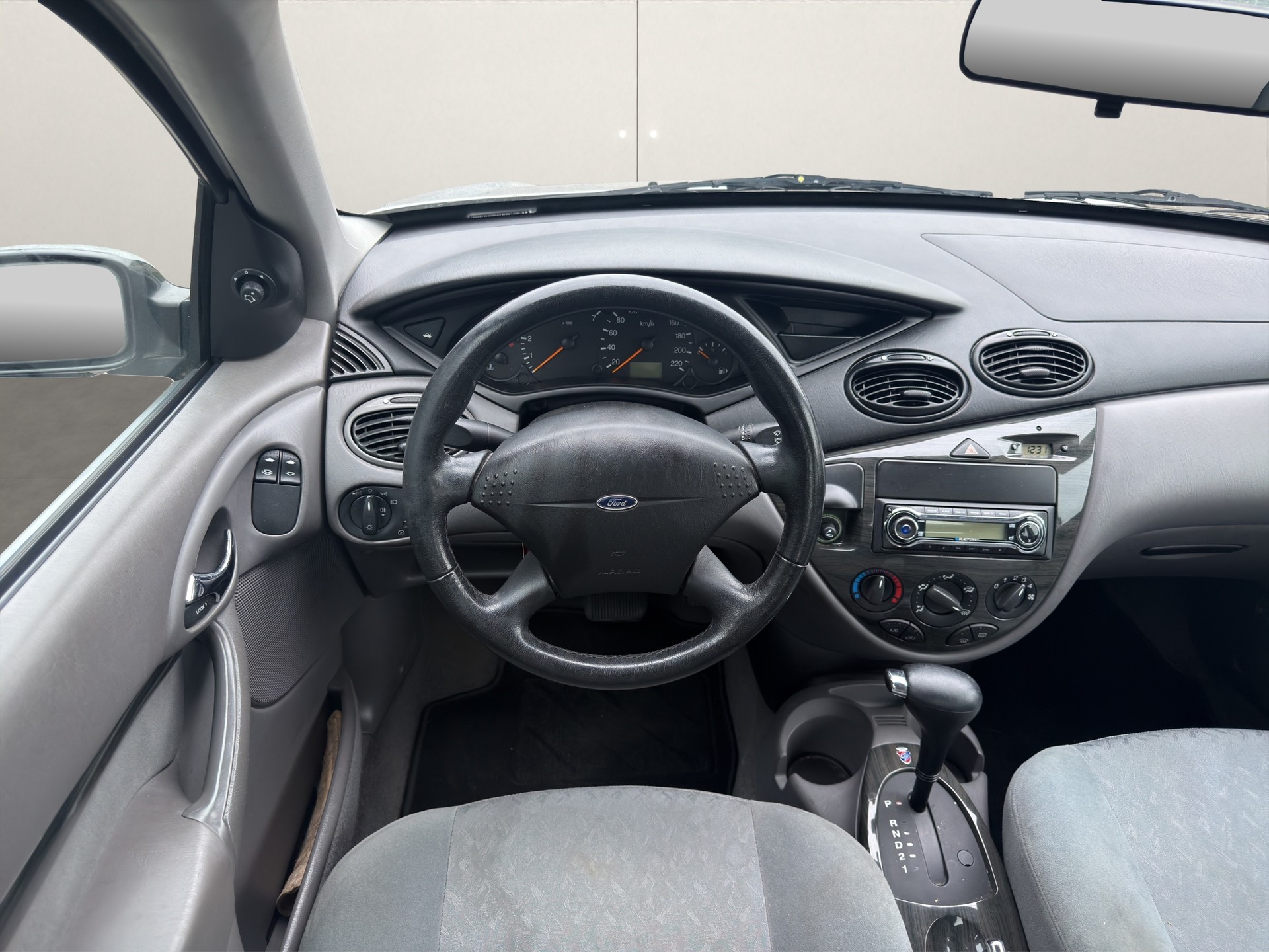 FORD Focus 1.6i 16V Ghia-image-10