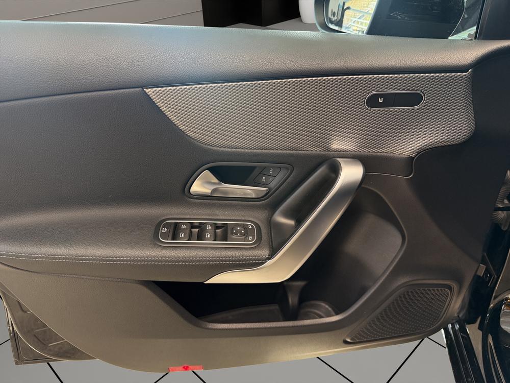 MERCEDES-BENZ A 180 Edition-image-13