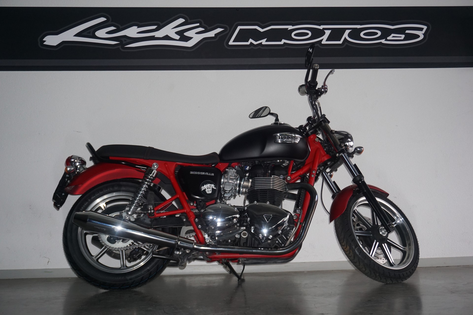 TRIUMPH Bonneville 900 i-image-1