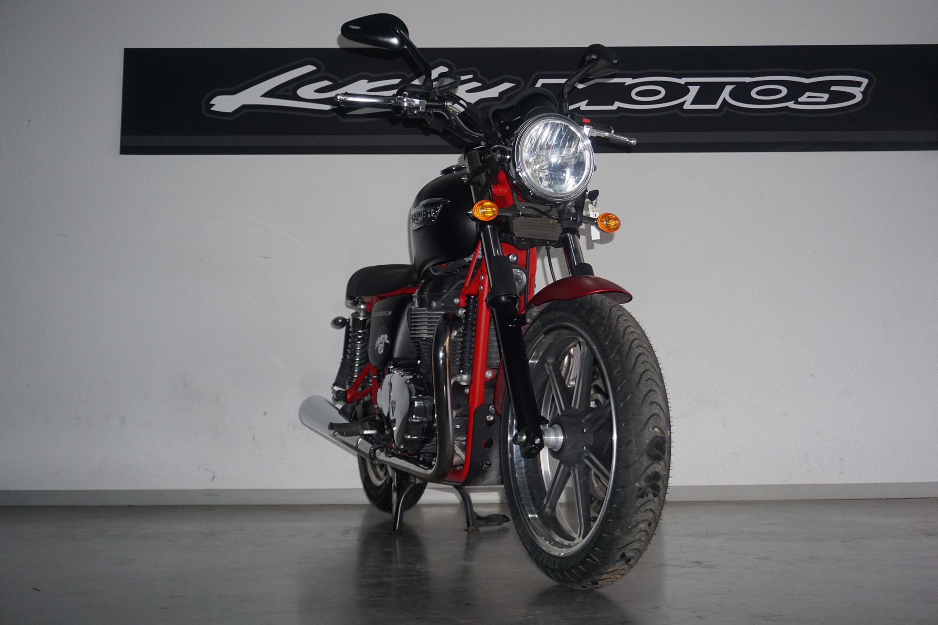 TRIUMPH Bonneville 900 i-image-2
