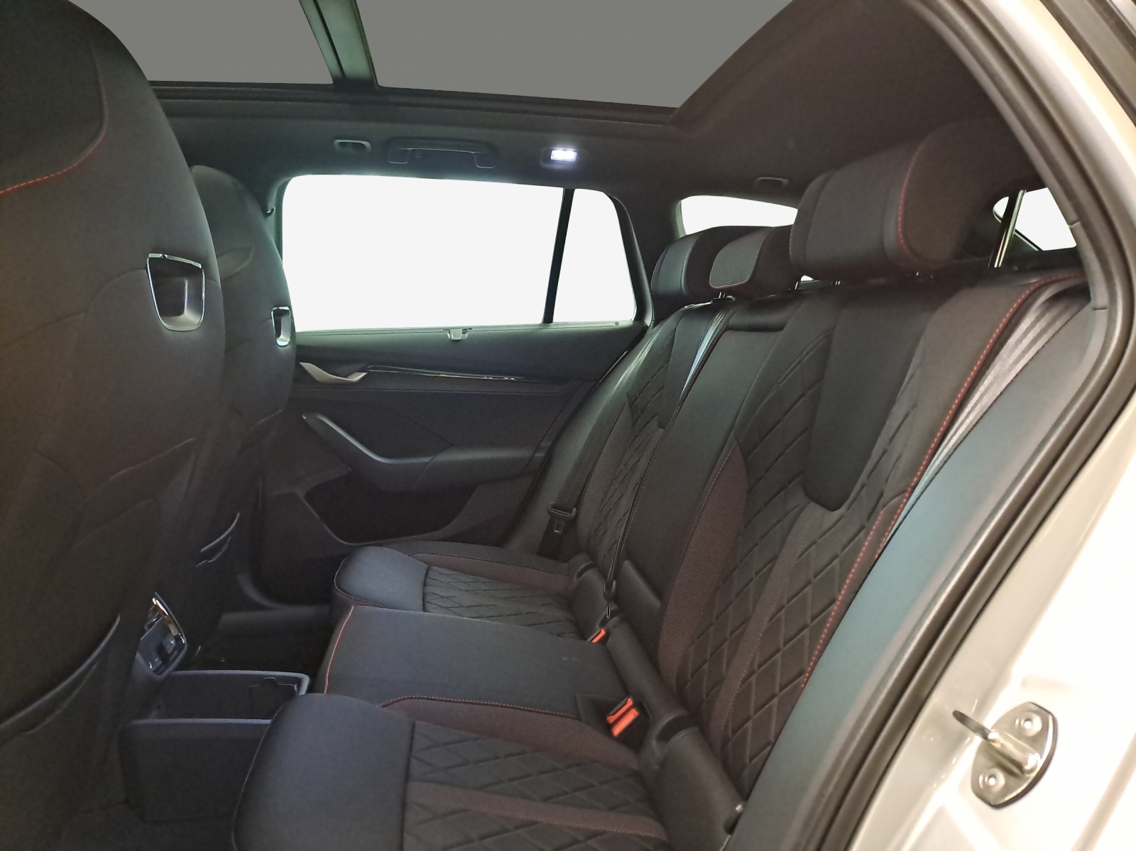 SKODA Octavia Combi 2.0 TSI DSG RS-image-11