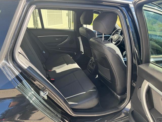 BMW 320i xDrive Touring-image-12