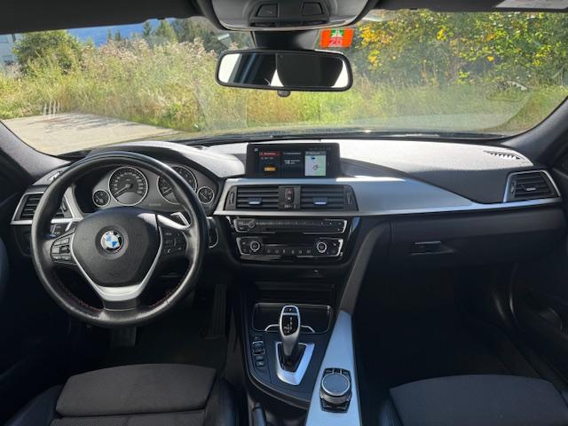 BMW 320i xDrive Touring-image-9