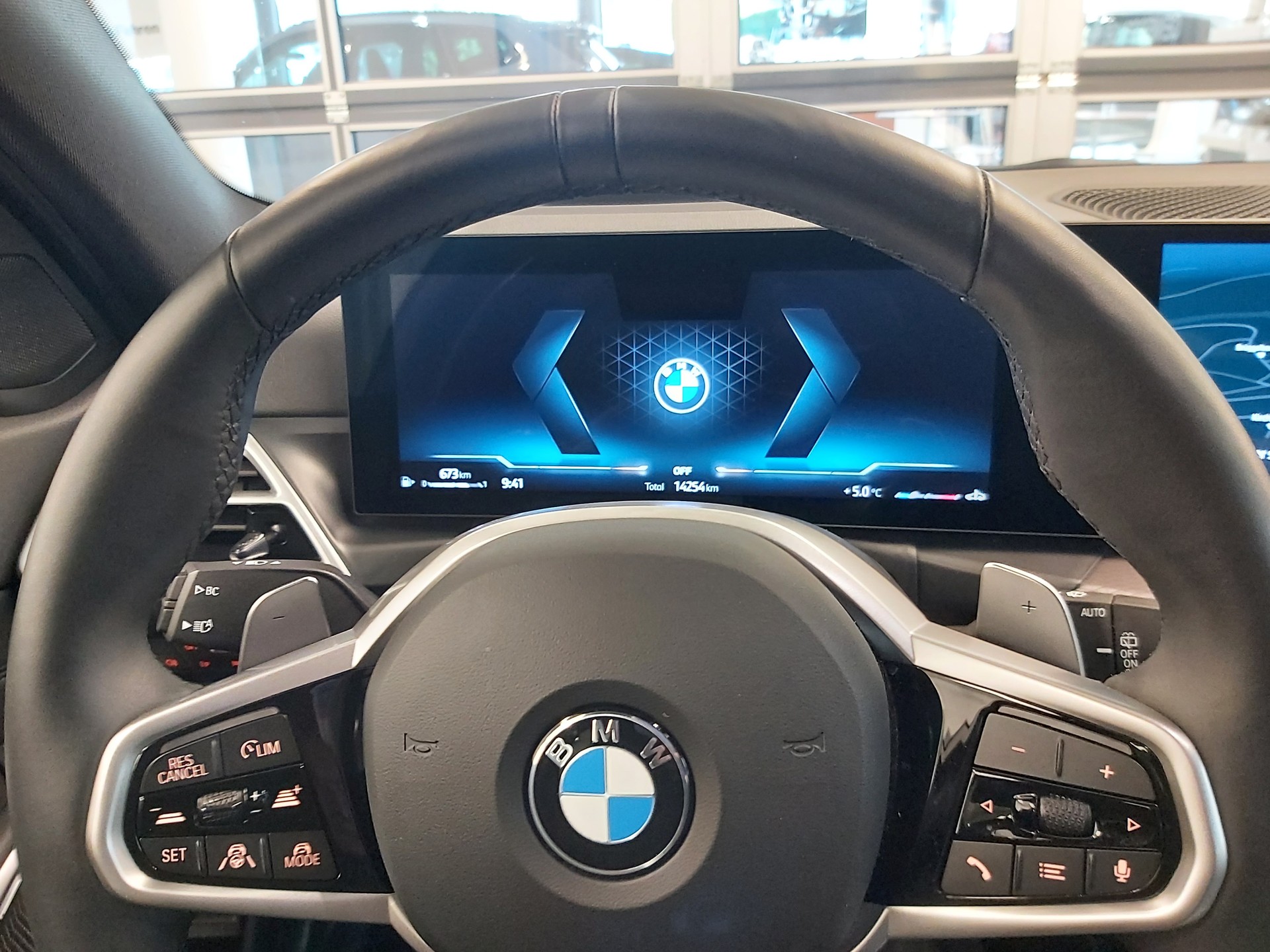 BMW 330i xDrive M Sport Touring-image-14