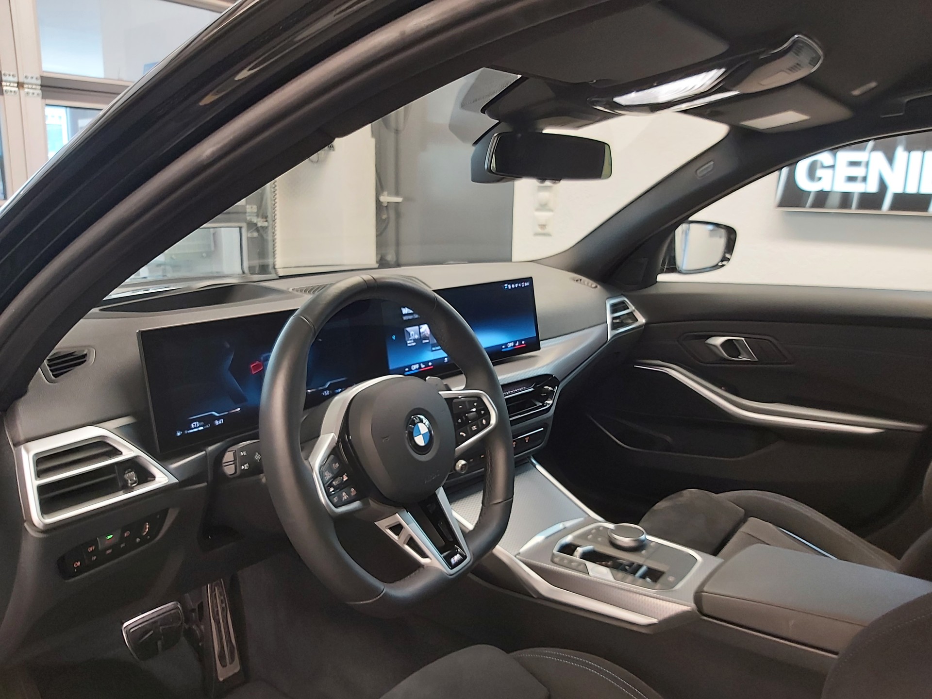 BMW 330i xDrive M Sport Touring-image-10