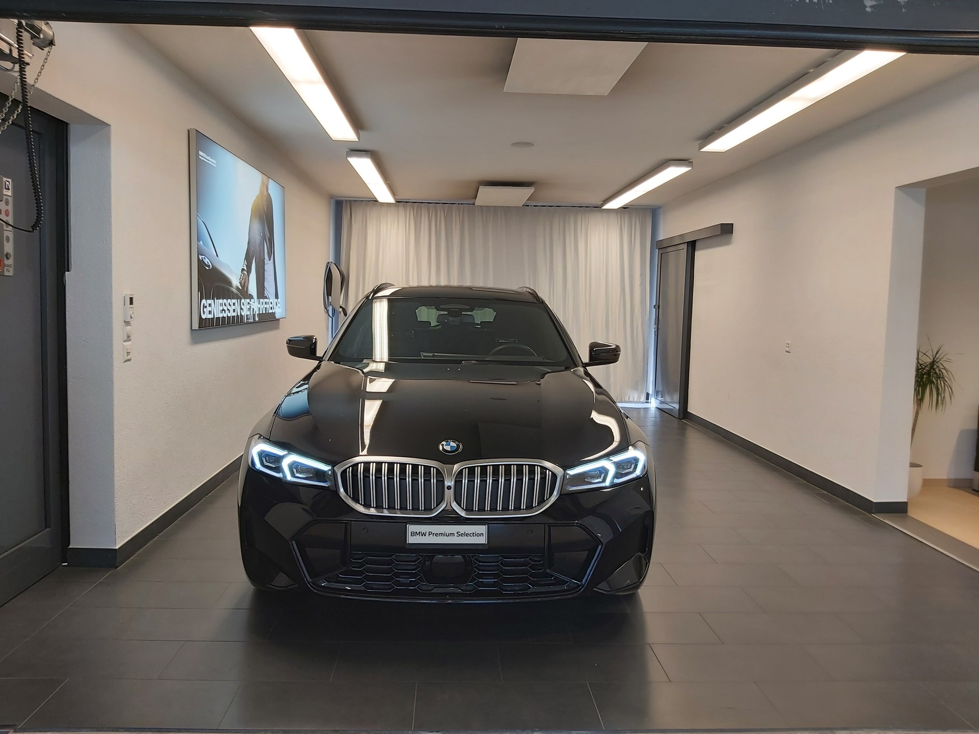 BMW 330i xDrive M Sport Touring-image-1