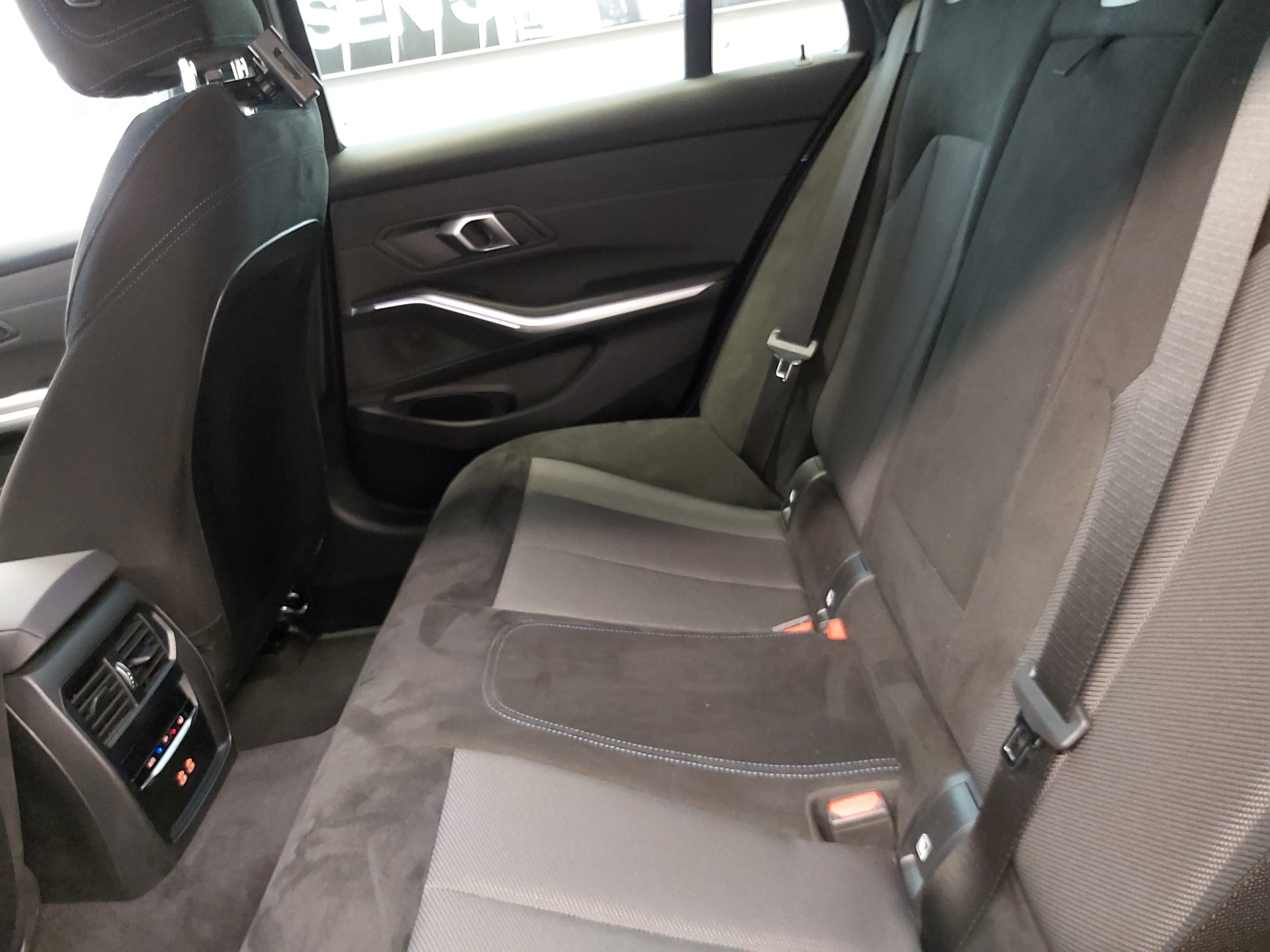 BMW 330i xDrive M Sport Touring-image-17