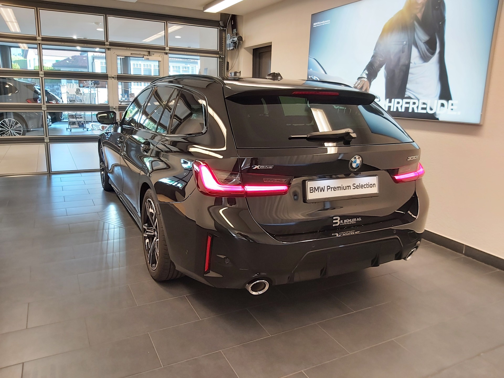 BMW 330i xDrive M Sport Touring-image-4