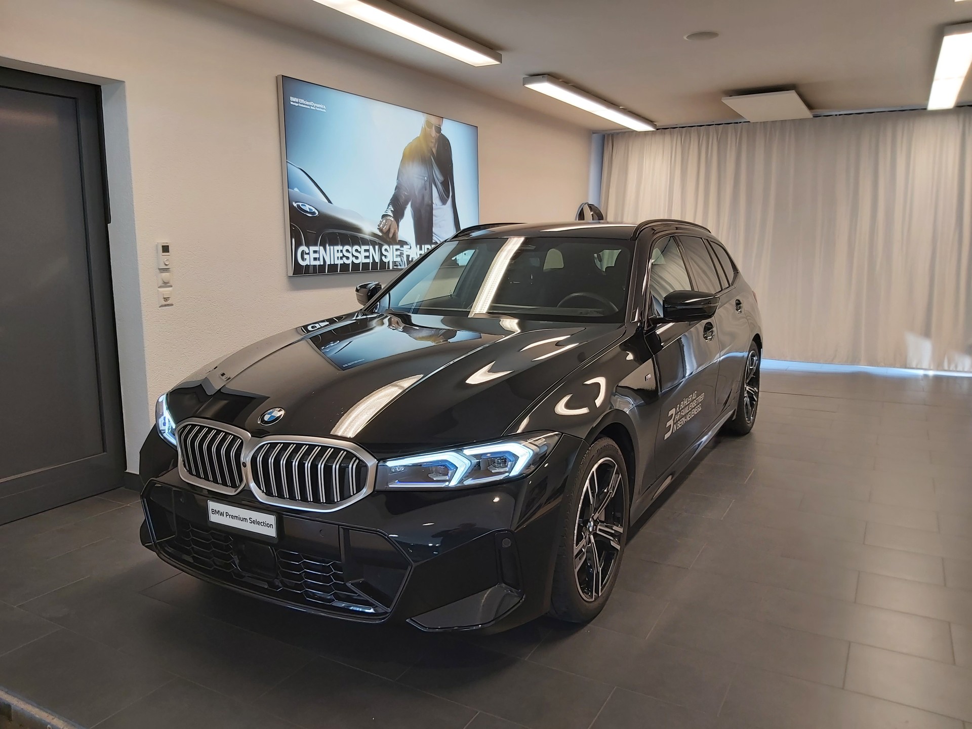 BMW 330i xDrive M Sport Touring-image-0