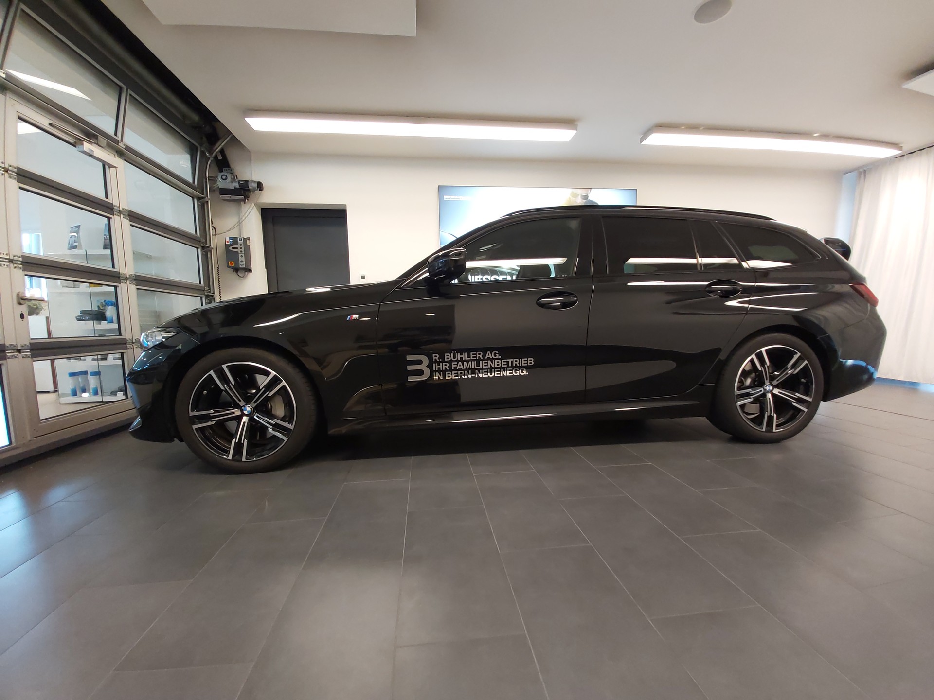 BMW 330i xDrive M Sport Touring-image-3