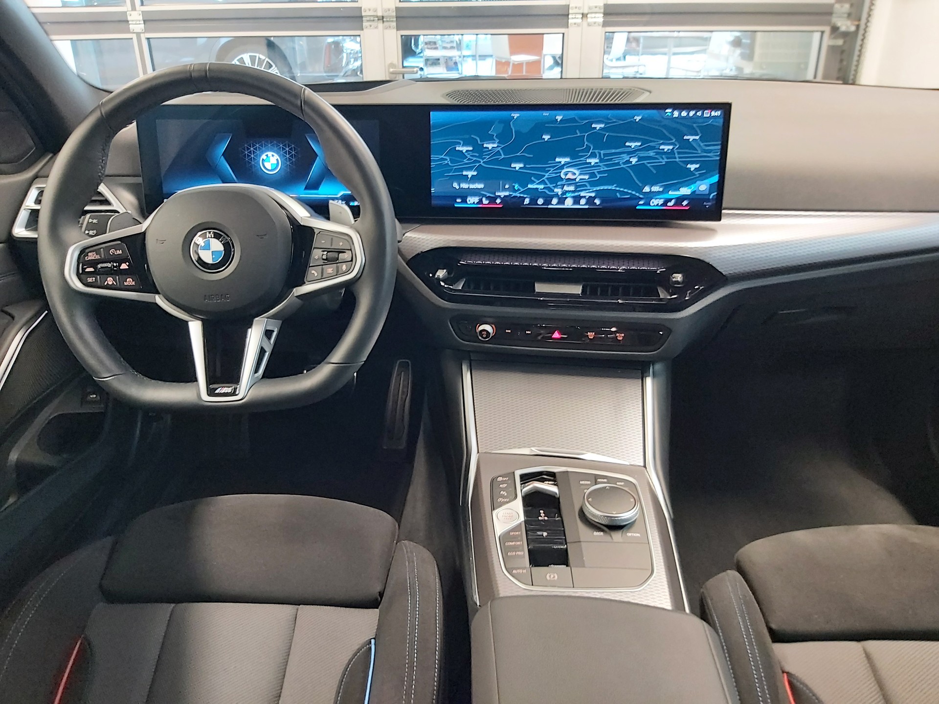 BMW 330i xDrive M Sport Touring-image-13