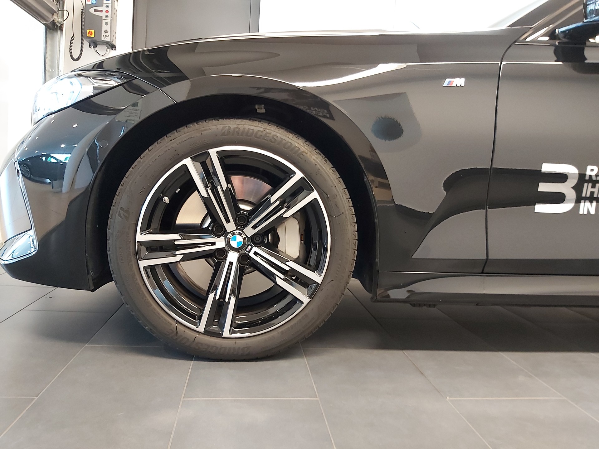 BMW 330i xDrive M Sport Touring-image-2