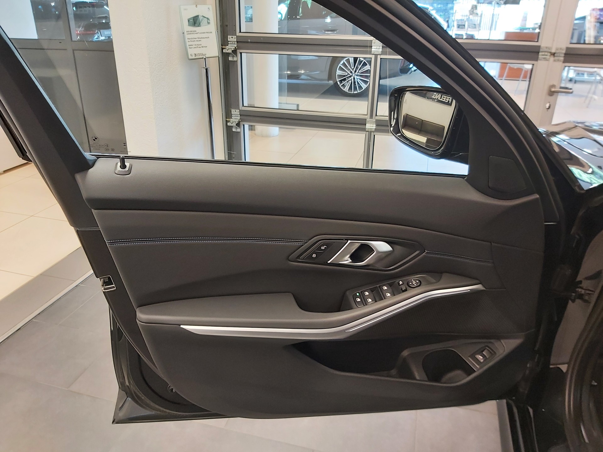 BMW 330i xDrive M Sport Touring-image-16