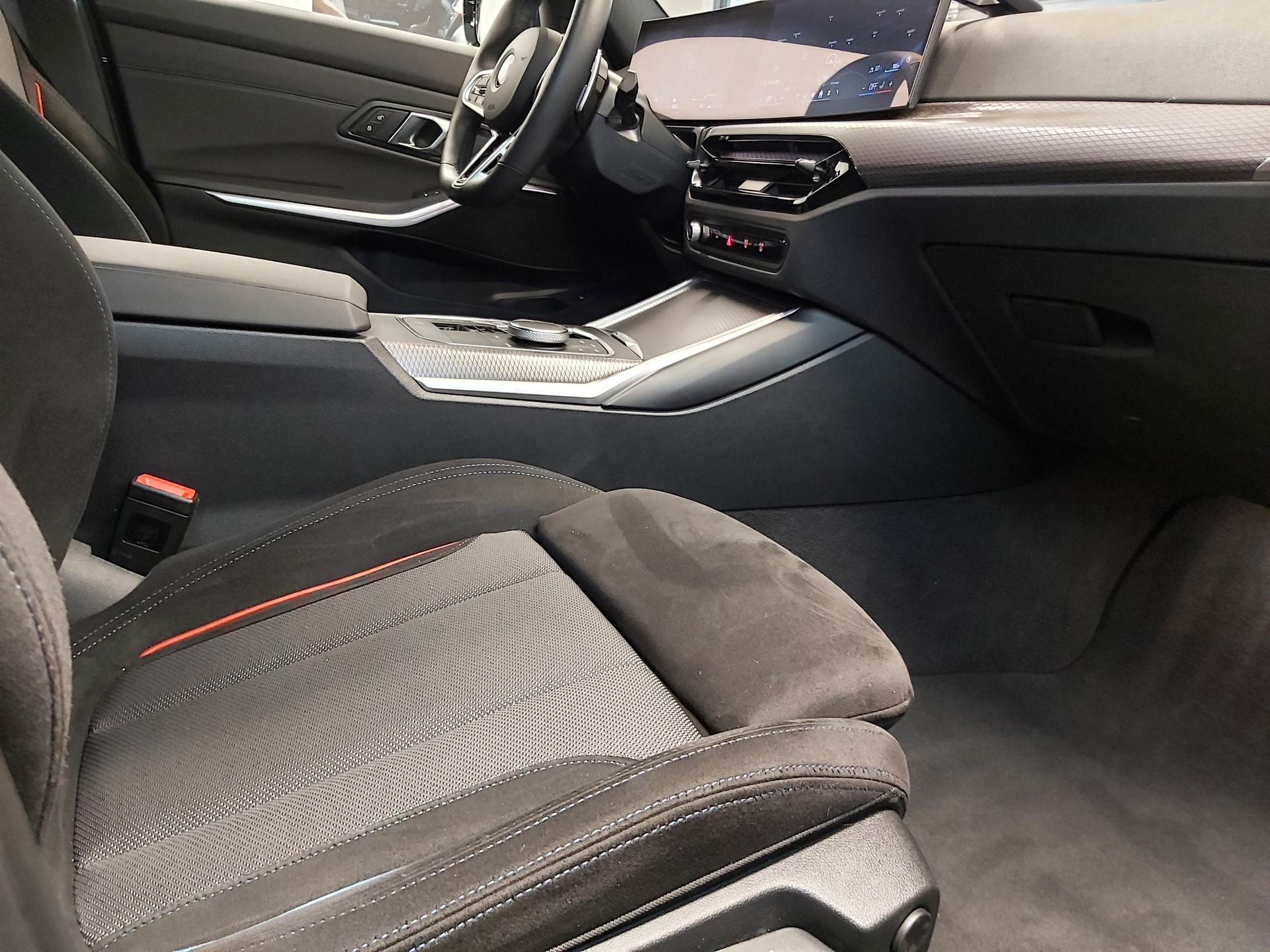 BMW 330i xDrive M Sport Touring-image-11