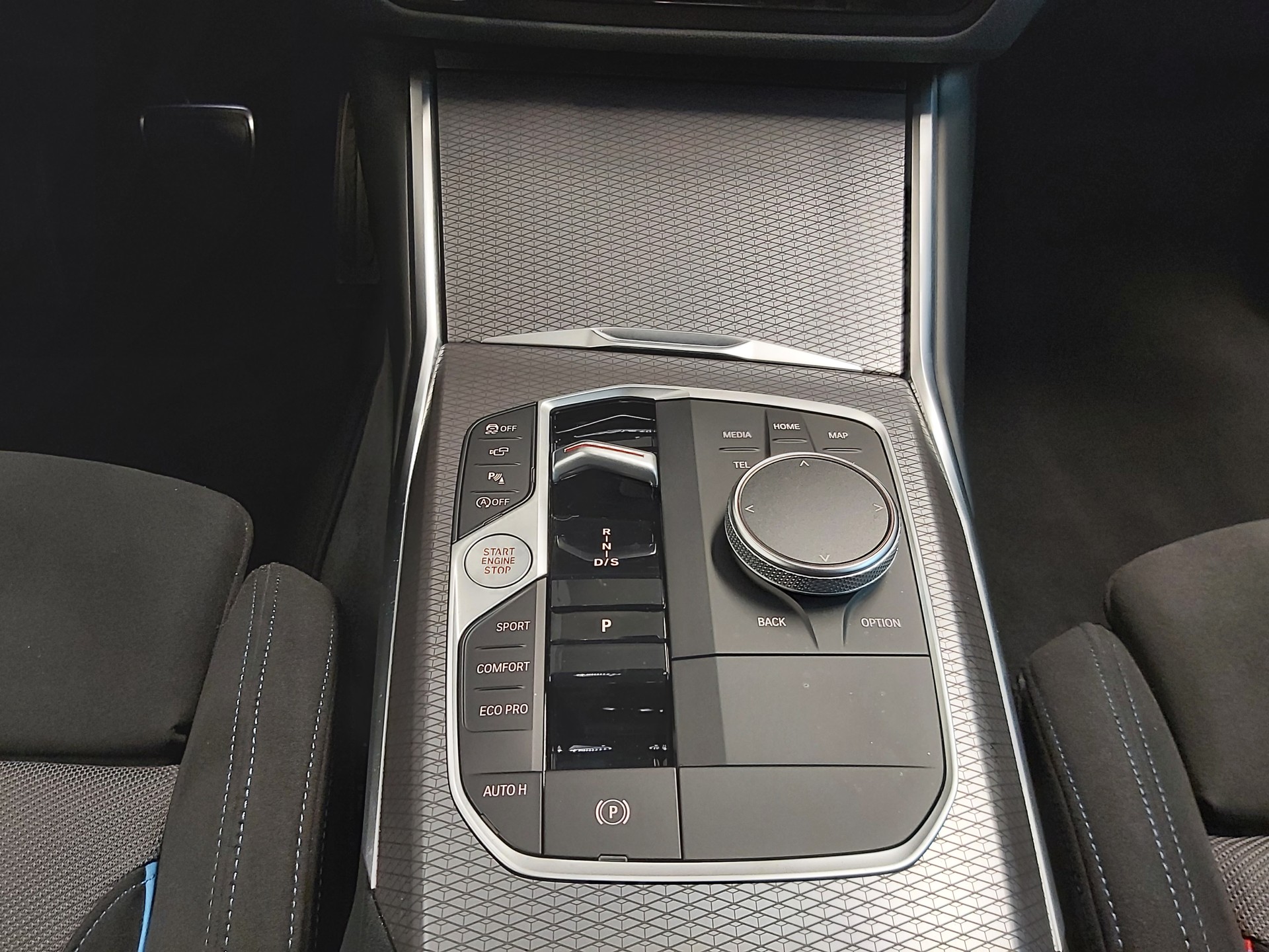 BMW 330i xDrive M Sport Touring-image-15