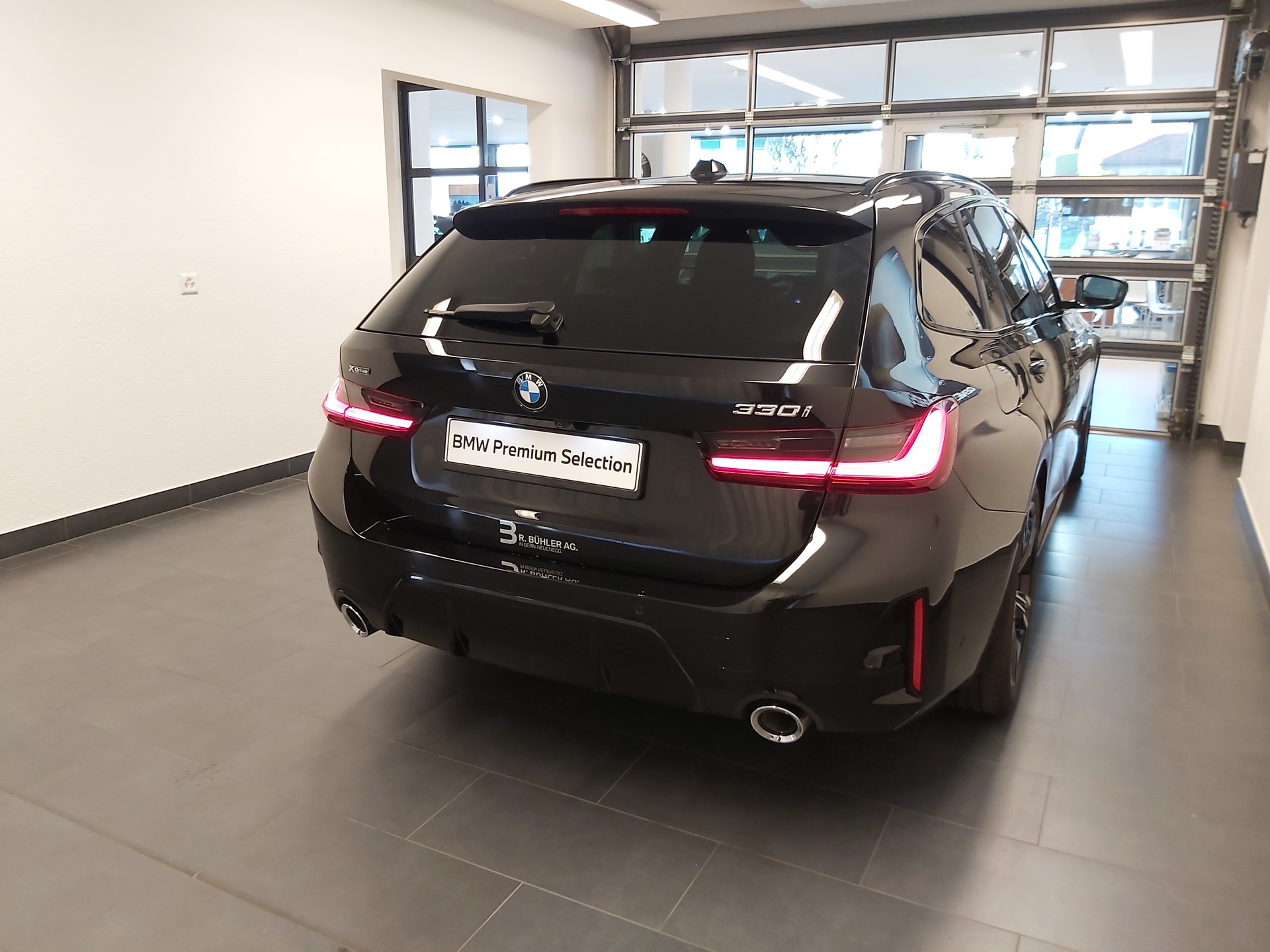 BMW 330i xDrive M Sport Touring-image-5