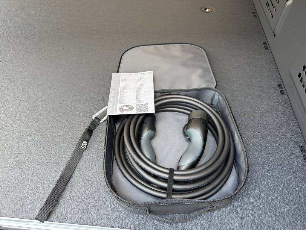 MERCEDES-BENZ eSprinter 320 Kasten Pro 3665 S 81 kWh-image-17