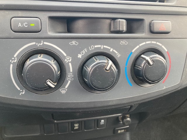 TOYOTA Hilux 2.5D 4WD Double Cab Luna-image-9