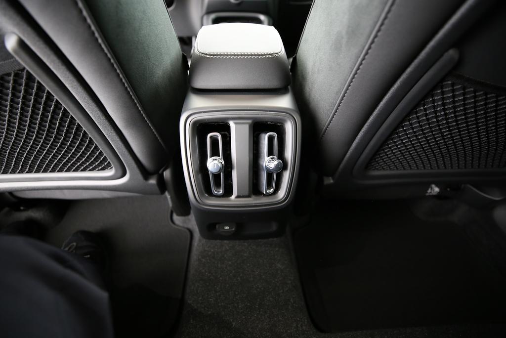 VOLVO EC40 Twin Performance Black Edition AWD-image-9
